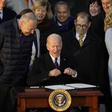 Biden convierte en ley medida que protege matrimonios gay e interraciales