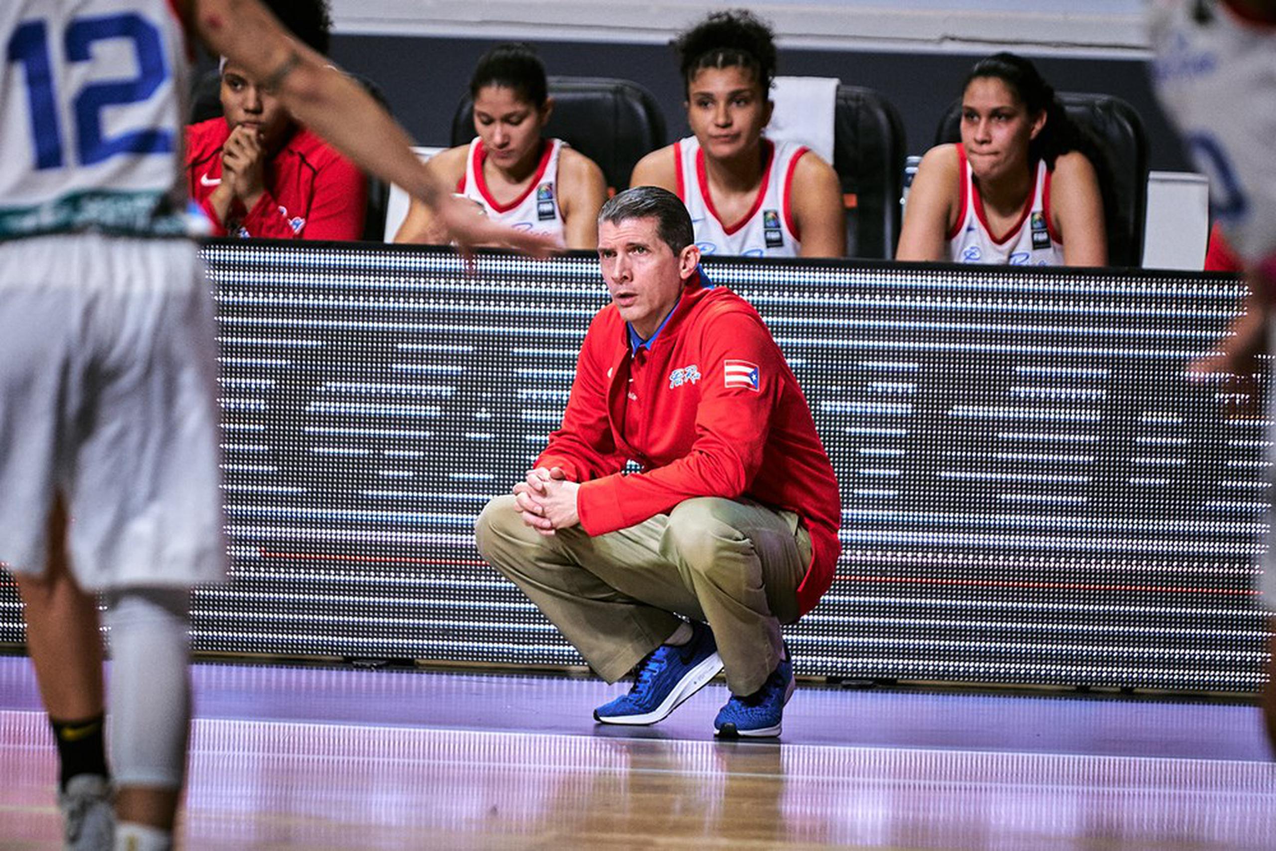 El técnico del equipo nacional de baloncesto femenino de Puerto Rico lamentó que se hable de equidad en los deportes, pero se tomen medidas como estas que afectan la posibilidad de desarrollo.