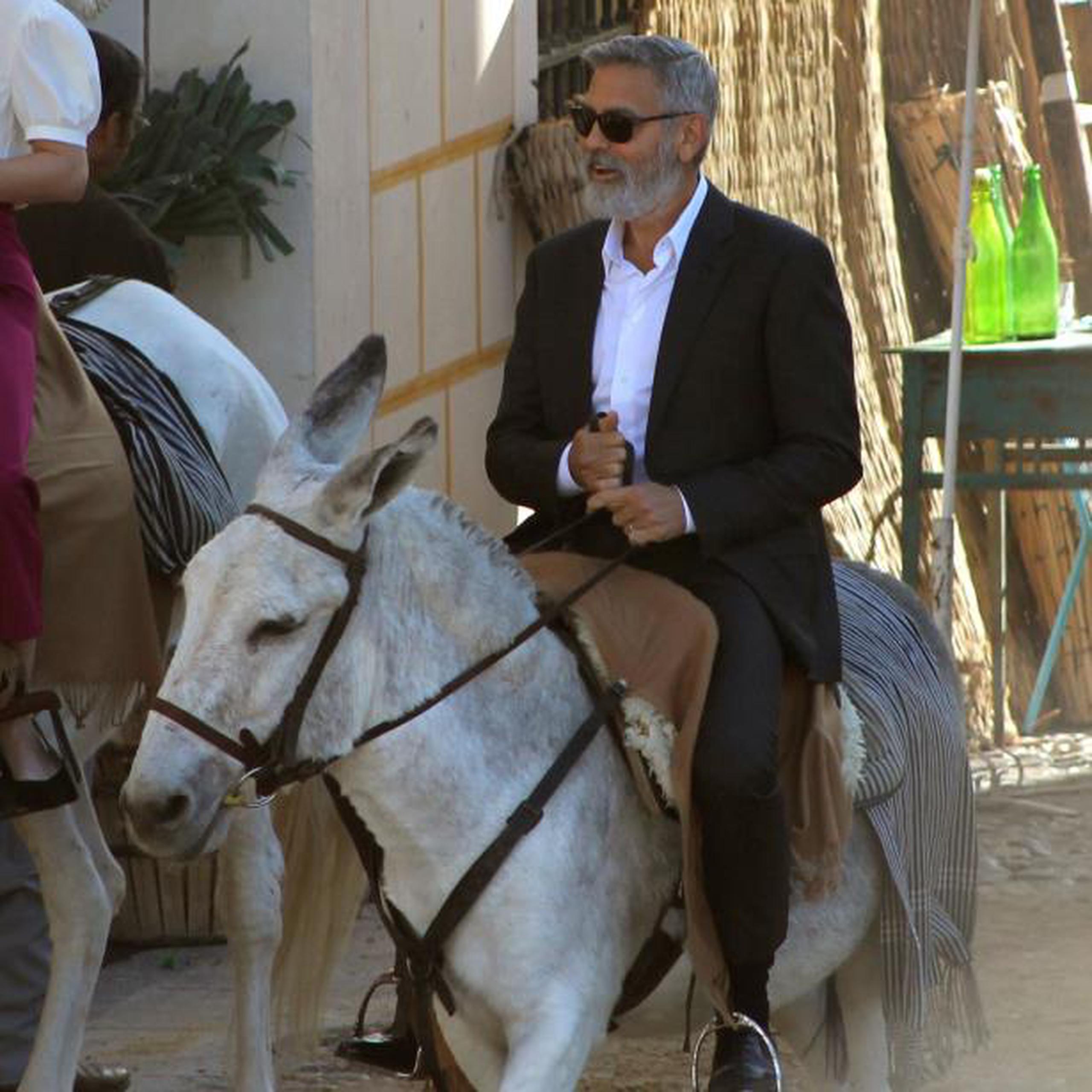 George Clooney rodaba un anuncio cuando fue captado sobre el burro. (EFE)