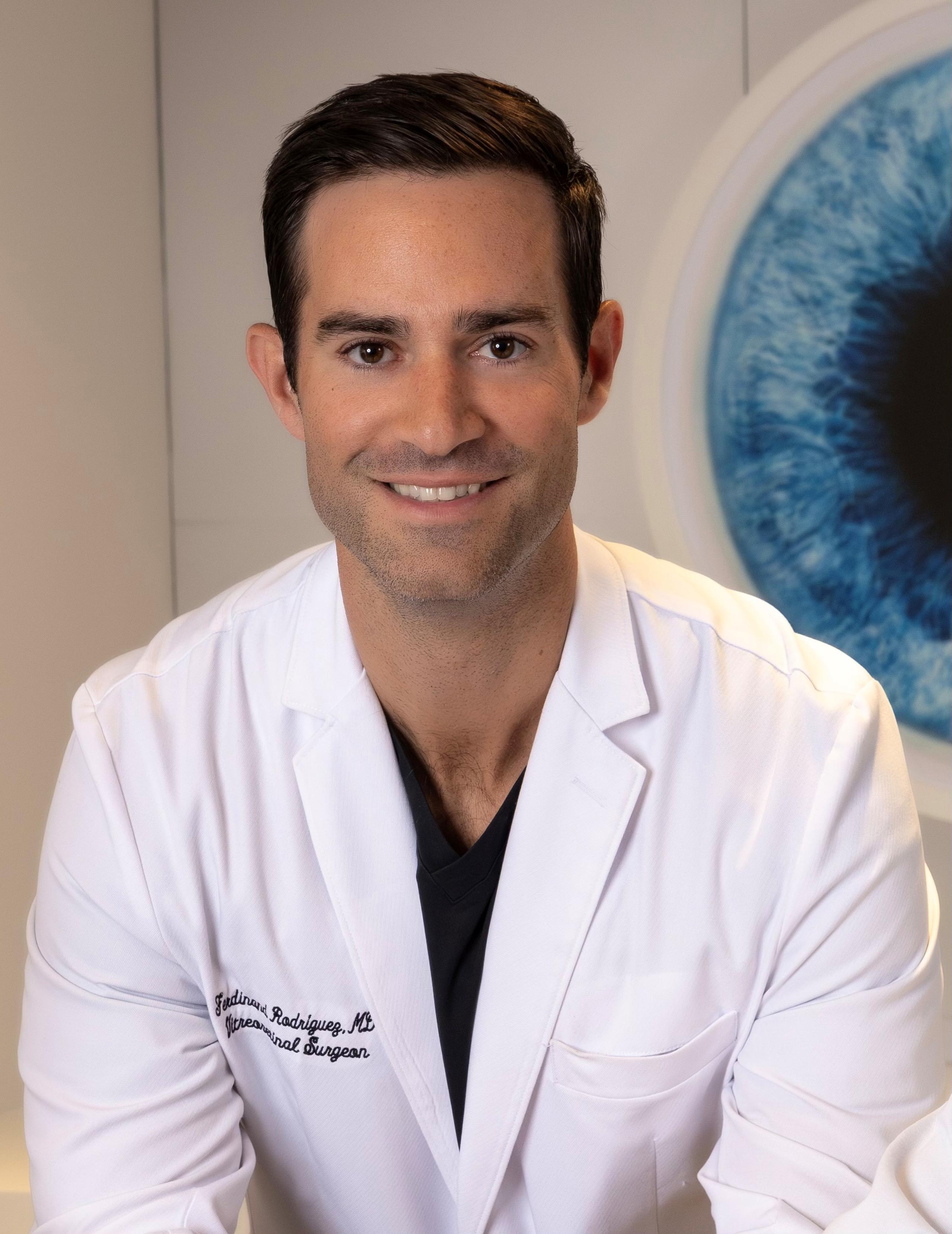 El doctor Ferdinand Rodríguez Agramonte es especialista en Oftalmología, subespecialista en retina y colaborador de MCS.