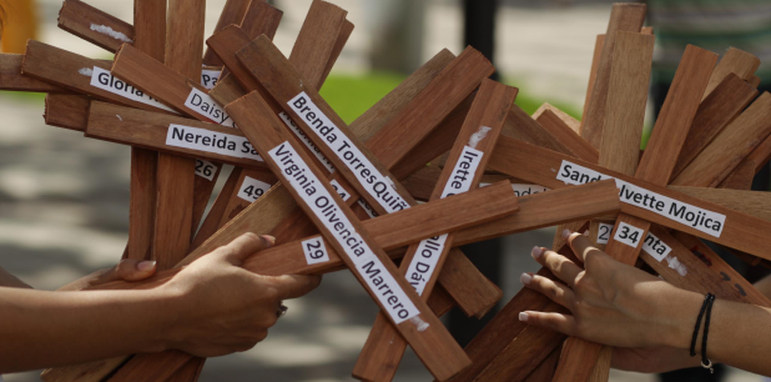 Durante la actividad se leyeron los nombres de 28 mujeres víctimas de violencia de género desde el 2014. (FRANCISCO.RODRIGUEZ@GFRMEDIA.COM)
