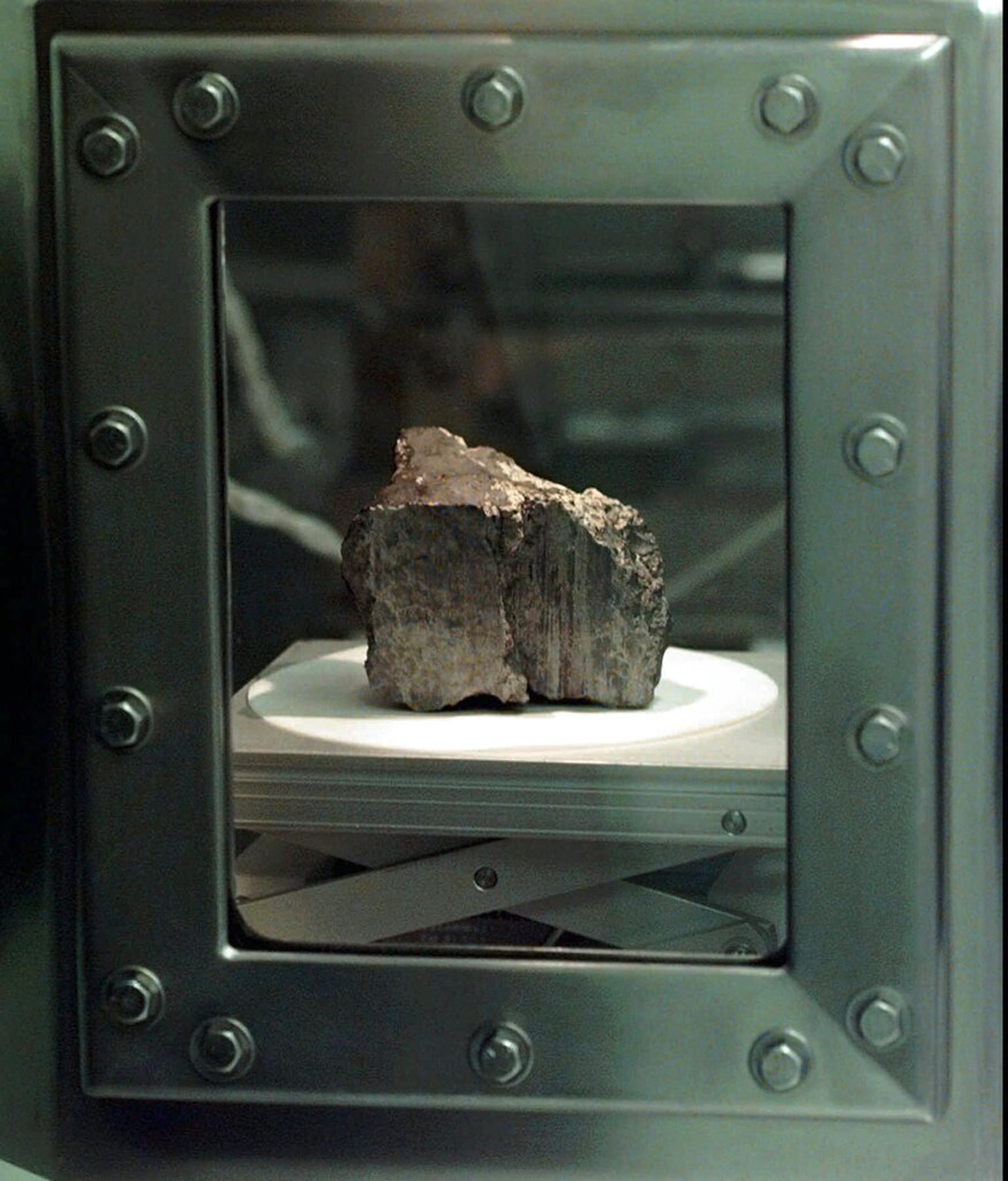 En esta imagen del 7 de agosto de 1996 se ve el meteorito ALH84001 en el laboratorio del Centro Espacial Johnson, en Houston.
