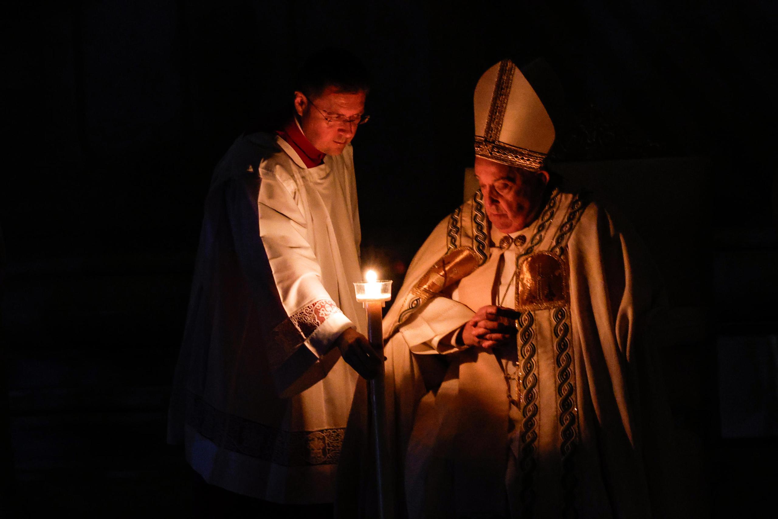 El papa Francisco (a la derecha) presidió este sábado, 30 marzo de 2024, la misa de la Vigilia Pascual en la basílica de San Pedro del Vaticano. (EFE/EPA/Giuseppe Lami)