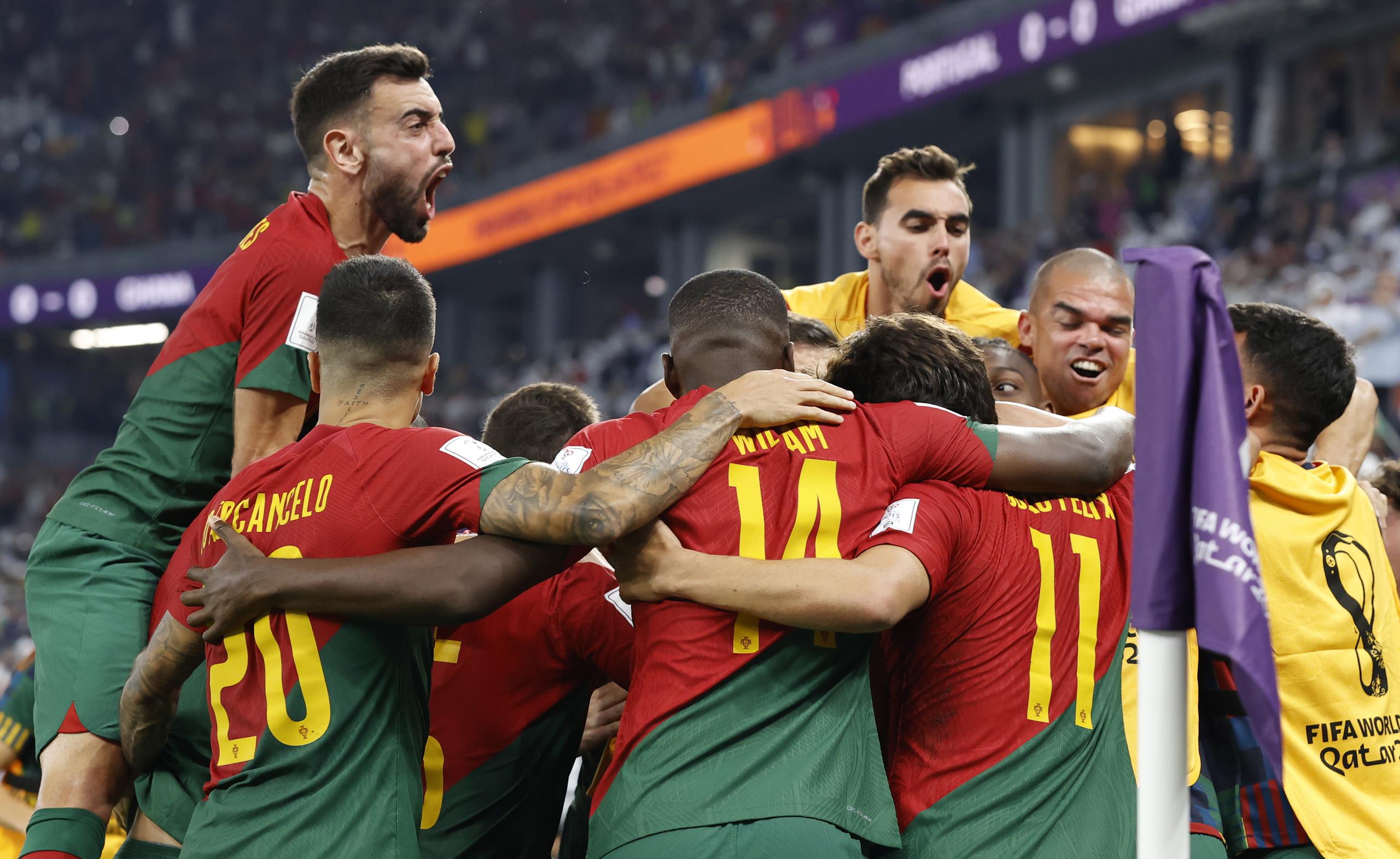 Los jugadores de Portugal celebran el 1-0 de Cristiano Ronaldo durante el partido de fútbol del grupo H del Mundial de Qatar 2022 contra Ghana.