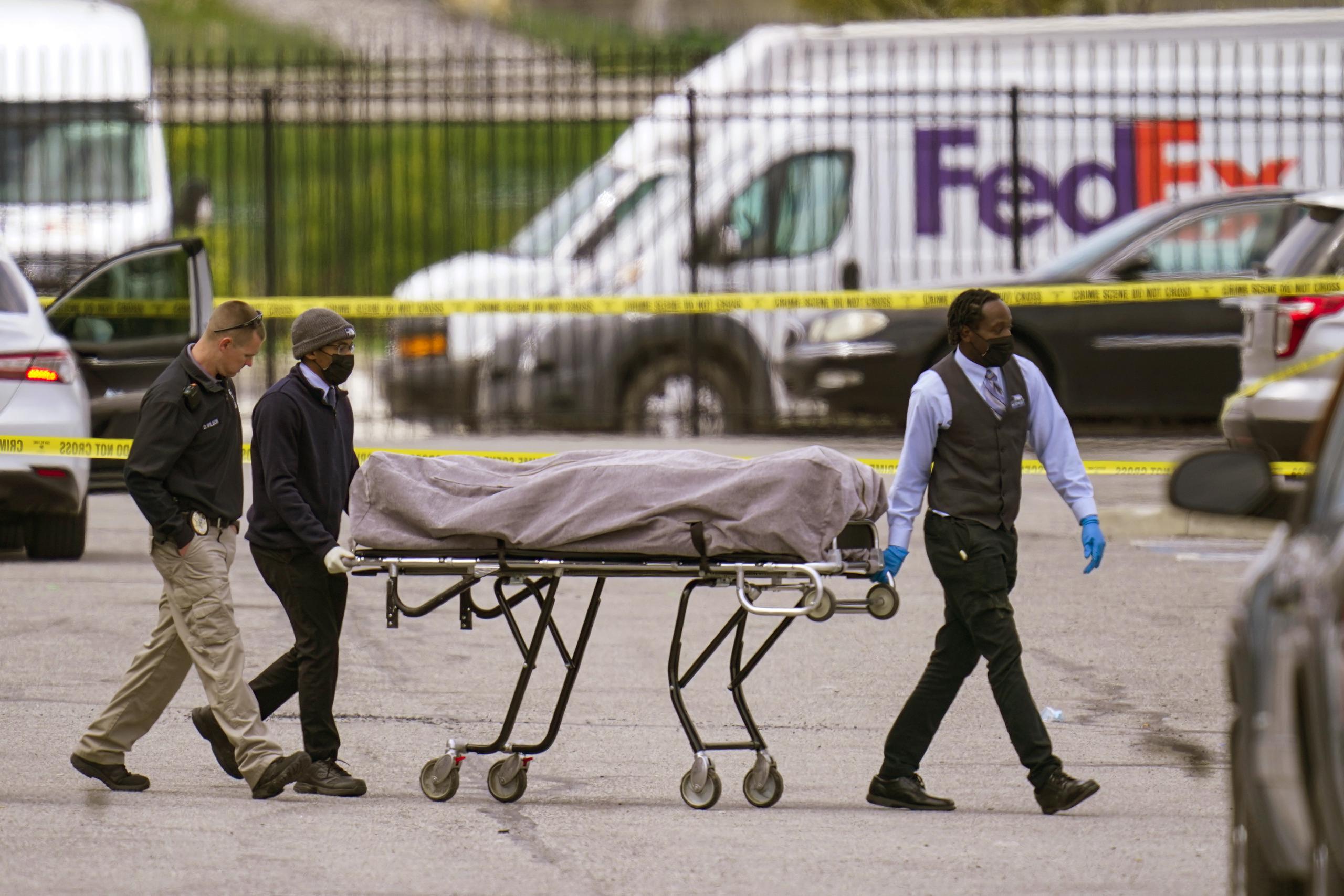Personal traslada un cuerpo de la escena donde varias personas fueron tiroteadas en una instalación de FedEx Ground, en Indianápolis.