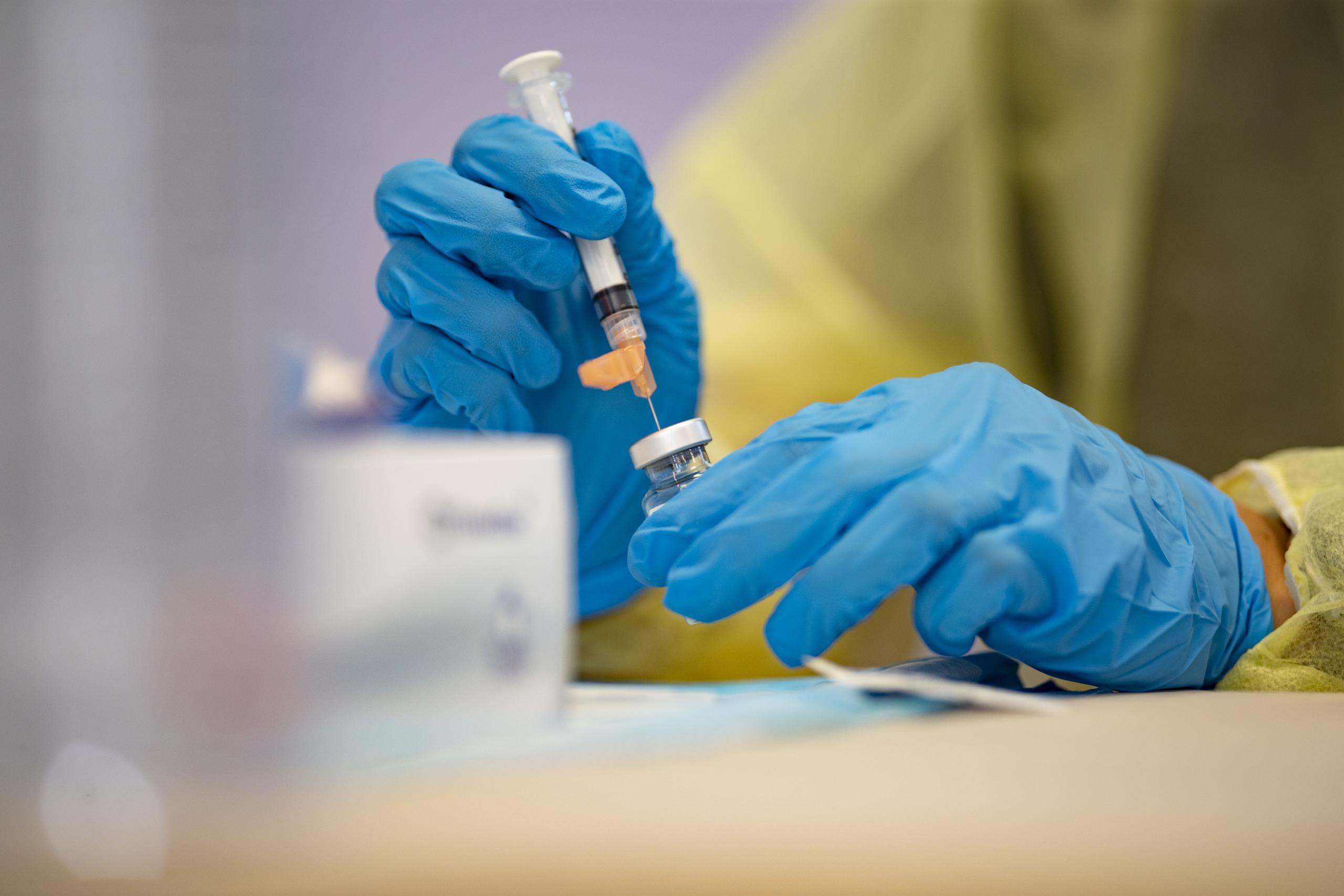 Personal médico prepara una dosis de la vacuna contra el COVID-19 durante la vacunación masiva en Vieques.