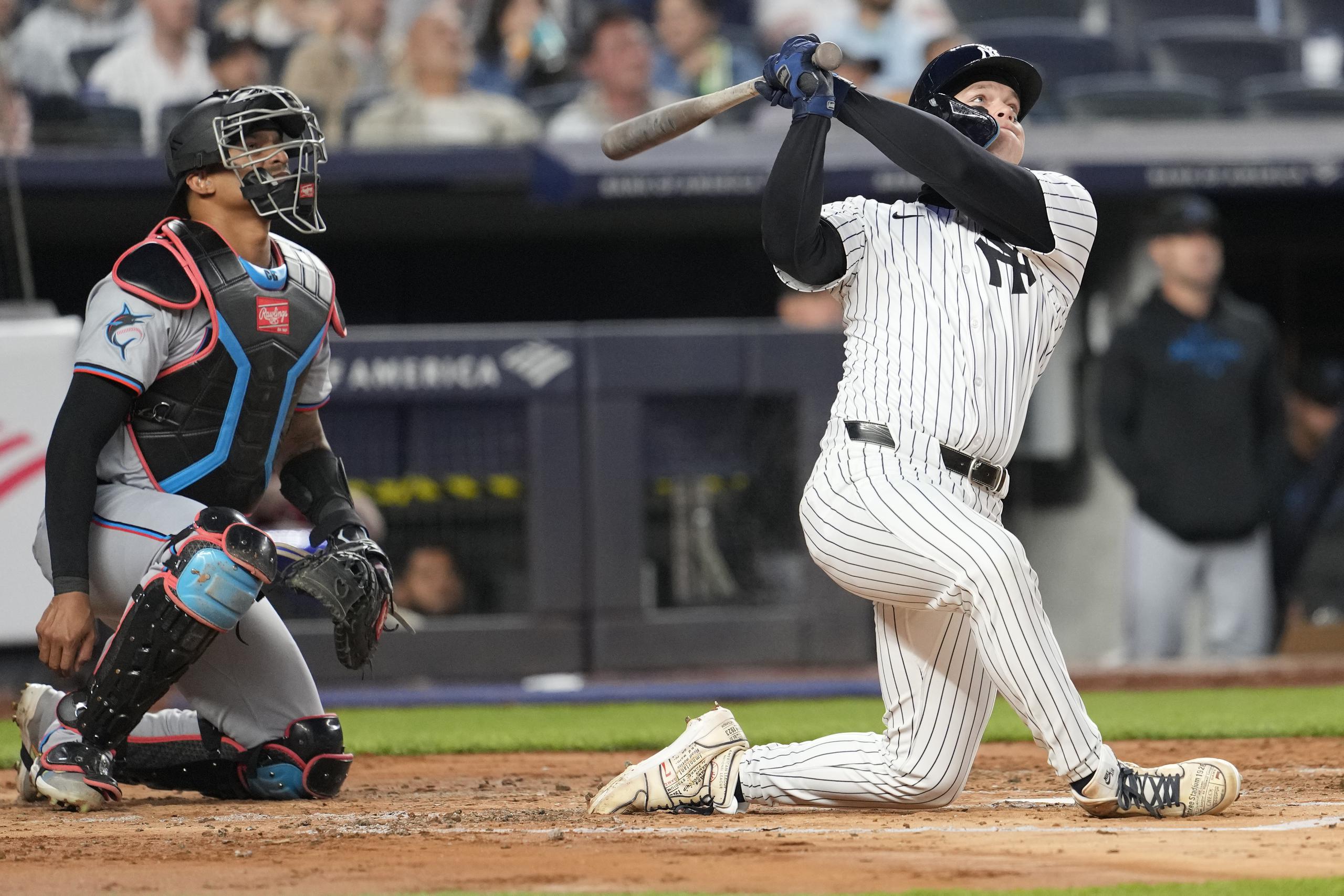 El mexicano Alex Verdugo, de los Yankees de Nueva York, conecta un jonrón en el juego del martes 9 de abril de 2024, ante los Marlins de Miami (AP Foto/Mary Altaffer)