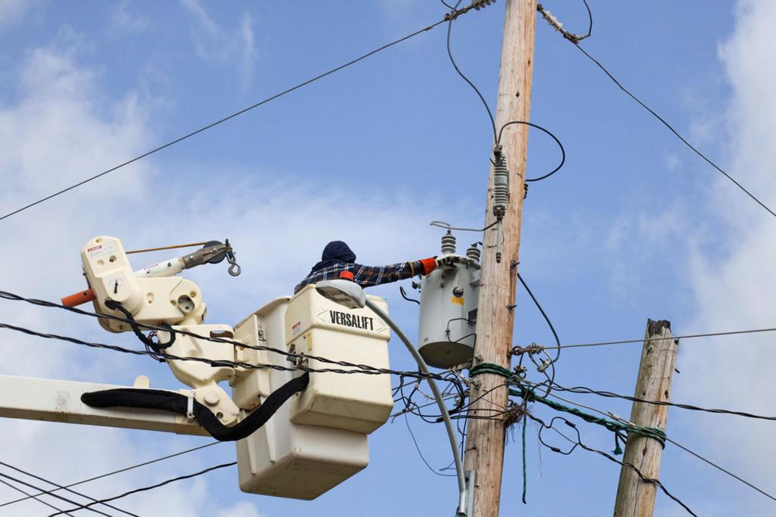 Reparación del servicio de energía eléctrica en Aguadilla.