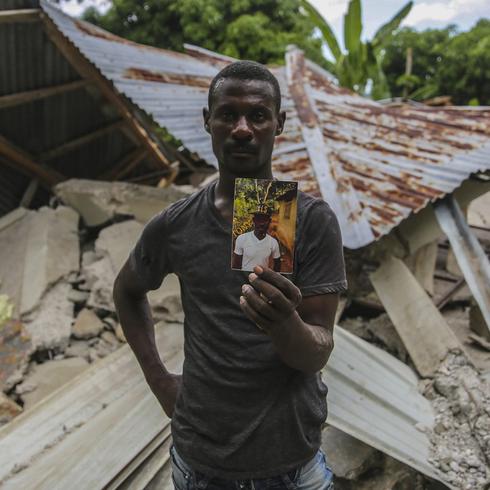 Haití: con recursos limitados para encontrar supervivientes bajo los escombros