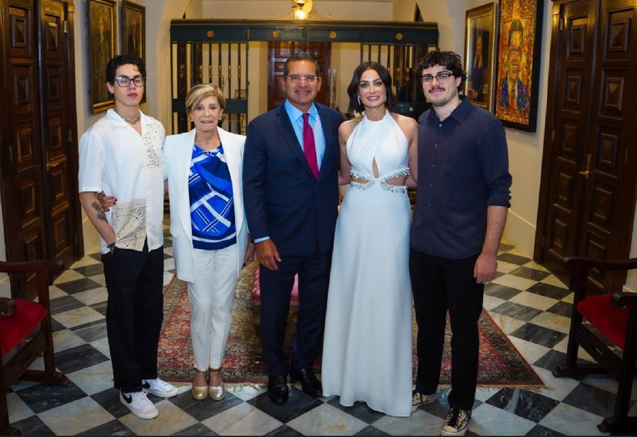 El primer mandatario estuvo acompañado de la exreina, así como de la madre de Dayanara, Lucy Delgado, y sus hijos, Ryan y Cristian Muñiz.