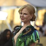 Nicole Kidman desfila para Balenciaga y desata memes por su vestido