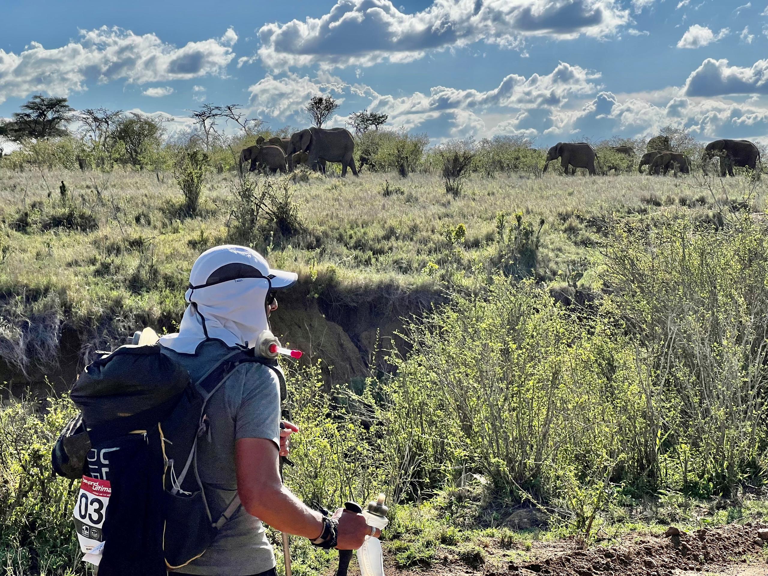 Juan Jordán Saiz aparece aquí caminando cerca de una familia de elefantes.