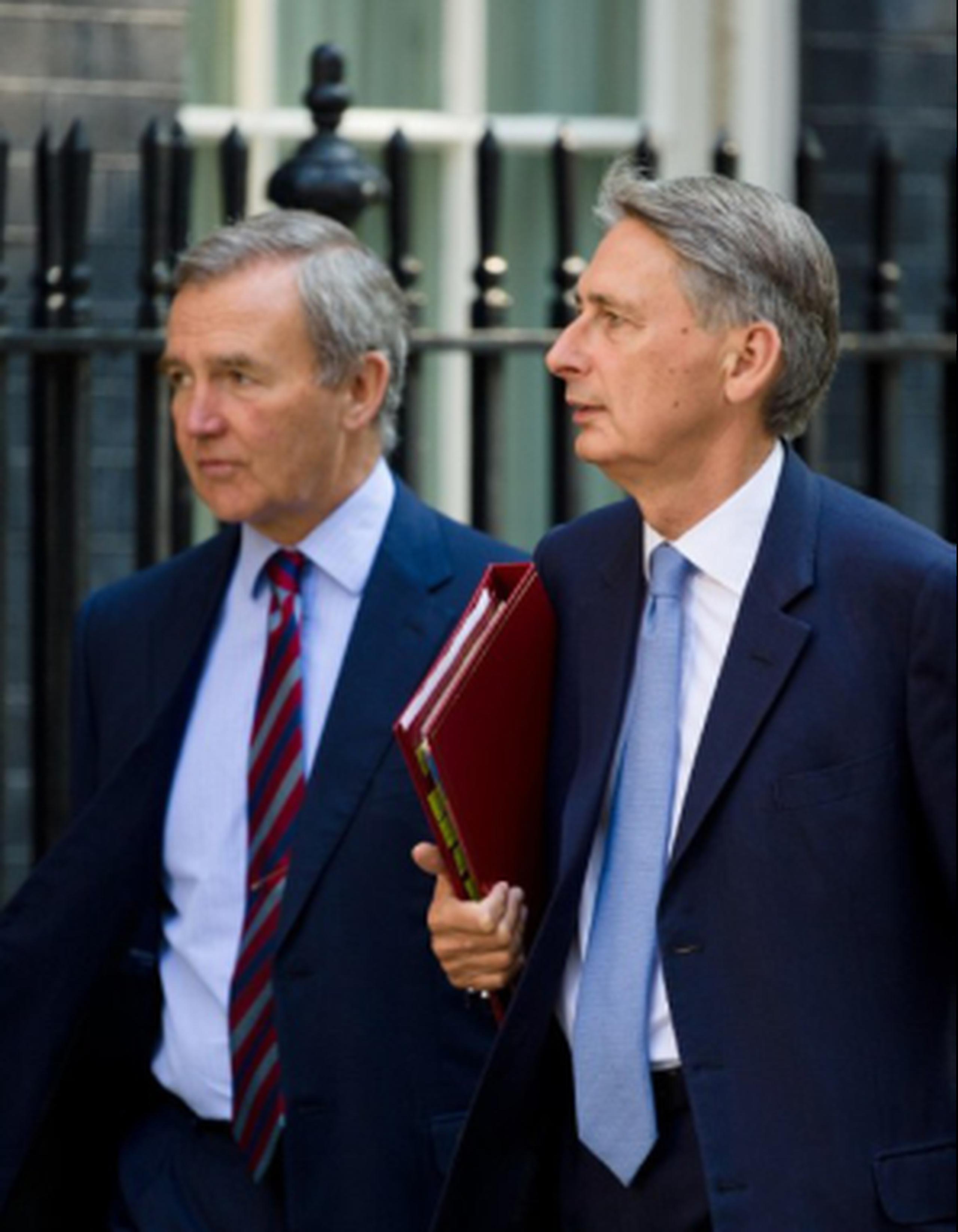 Philip Hammond (derecha)señaló hoy que el Reino Unido no participará en una intervención militar en Siria después de que el Parlamento lo haya rechazado esta noche. (AFP)