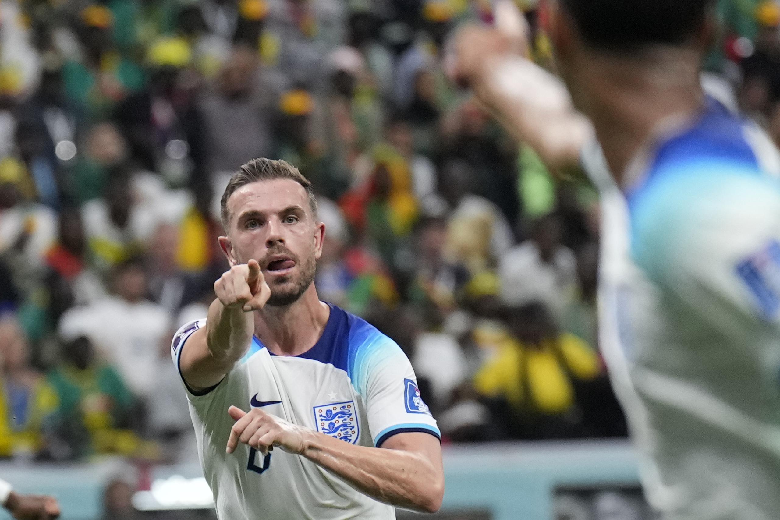 Jordan Henderson, de Inglaterra, señala a Jude Bellimgham por el pase que le envió para el gol que anotó ante Senegal. Inglaterra ganó 3-0 en los octavos de final.