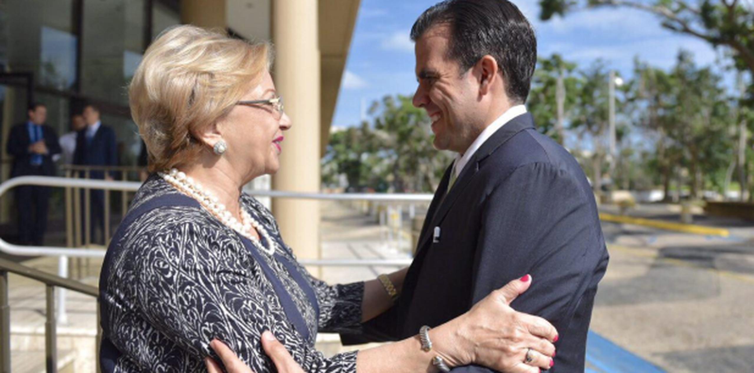 El gobernador Ricardo Rosselló fue recibido por la presidenta del FEI, Nydia Cotto Vives.  (Suministrada)