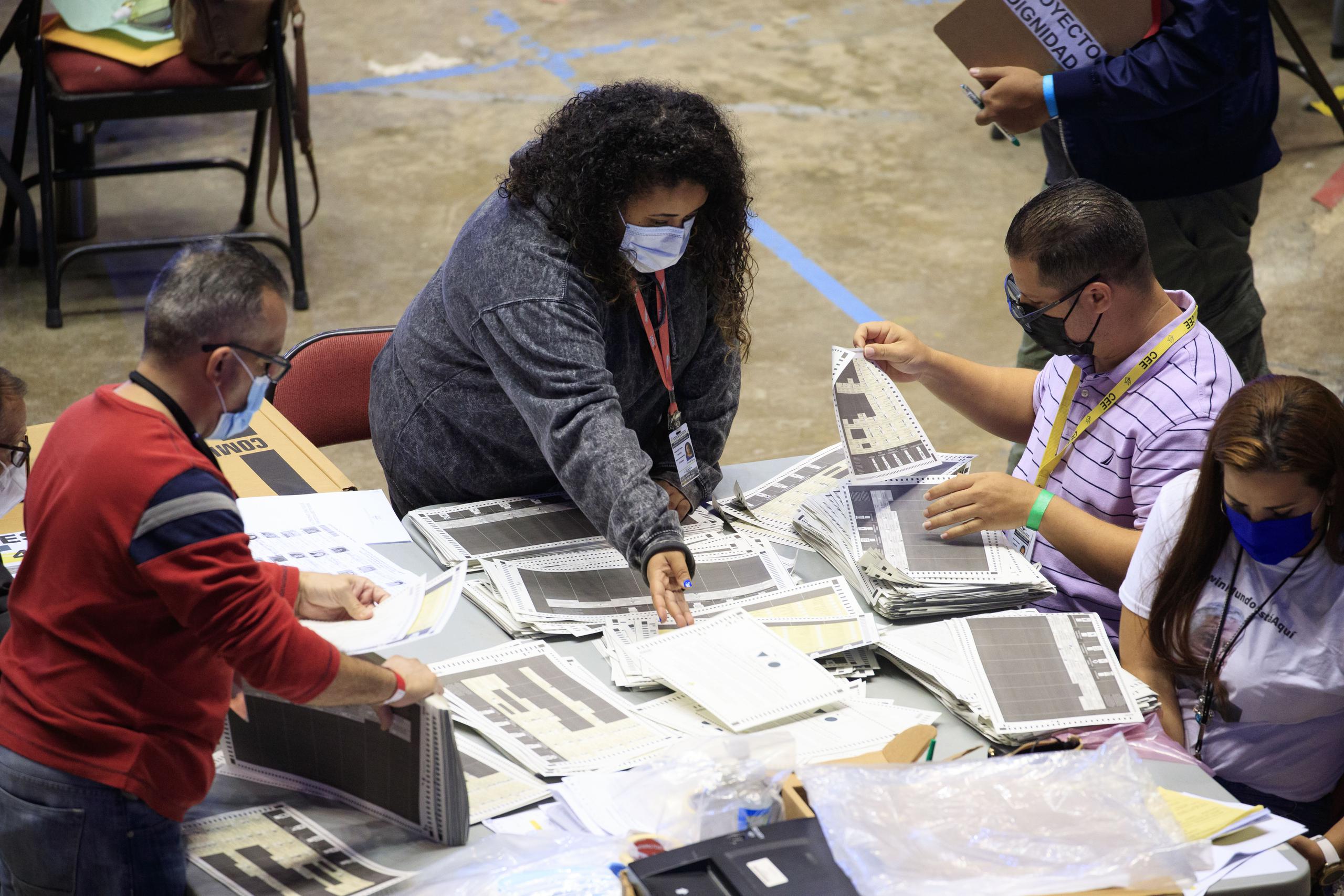 El escrutinio de la elección especial en el que se seleccionaron a seis delegados congresionales se realiza en el Centro de Operaciones Electorales de la CEE.