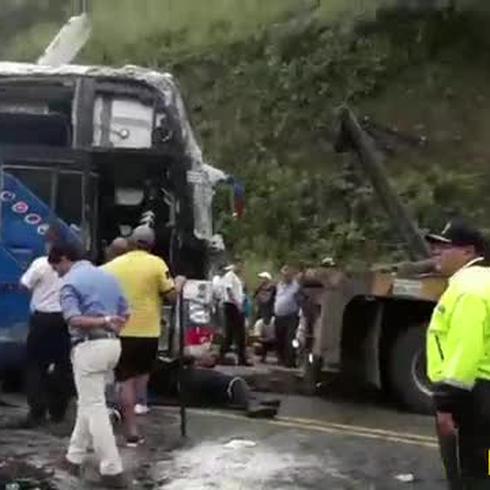 25 personas resultaron heridas y doce murieron al volcarse un autobus ende Ecuador