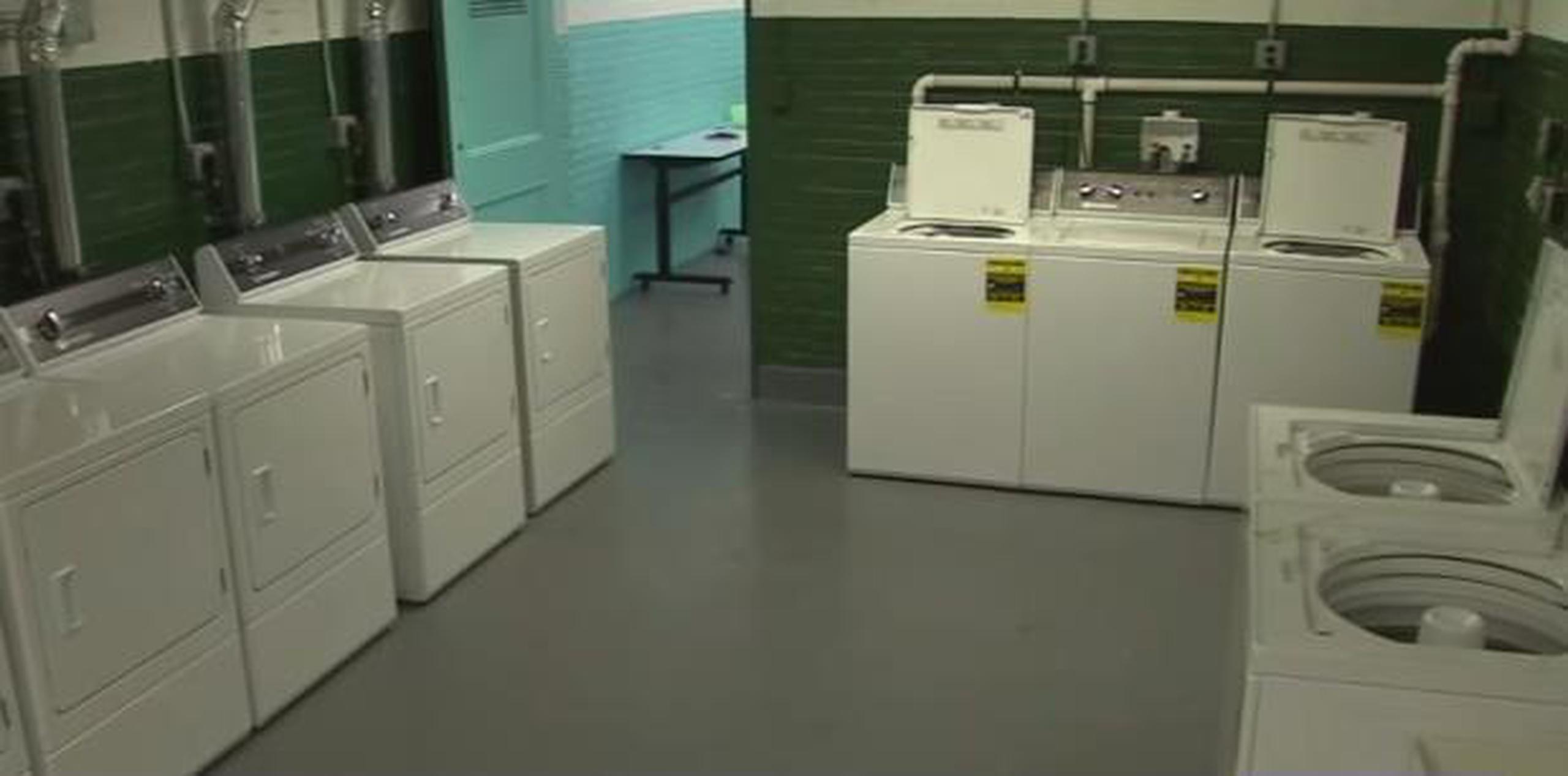 Ahora el vestuario del equipo de fútbol es una lavandería. (YouTube / Eyewitness News ABC7NY)