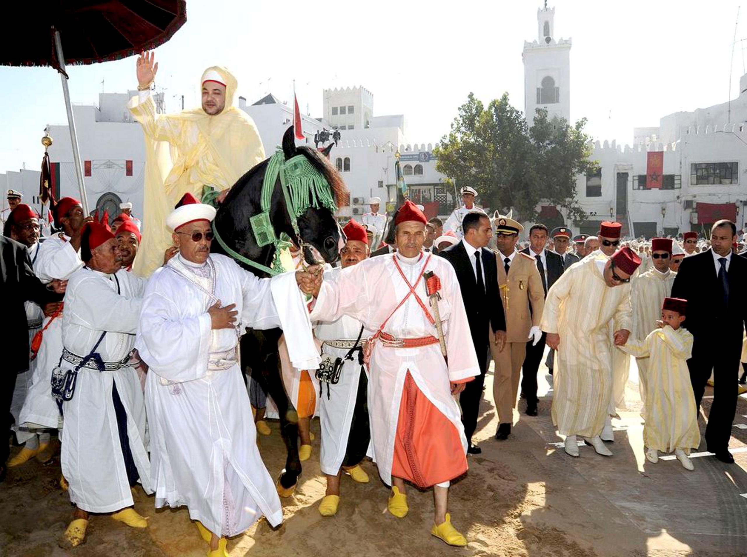 Imagen de archivo del rey de Marruecos, Mohamed VI durante la "beia", la ceremonia en la que los notables del reino le rinden pleitesía con motivo de la Fiesta del Trono. EFE/ZACARÍAS GARCÍA
