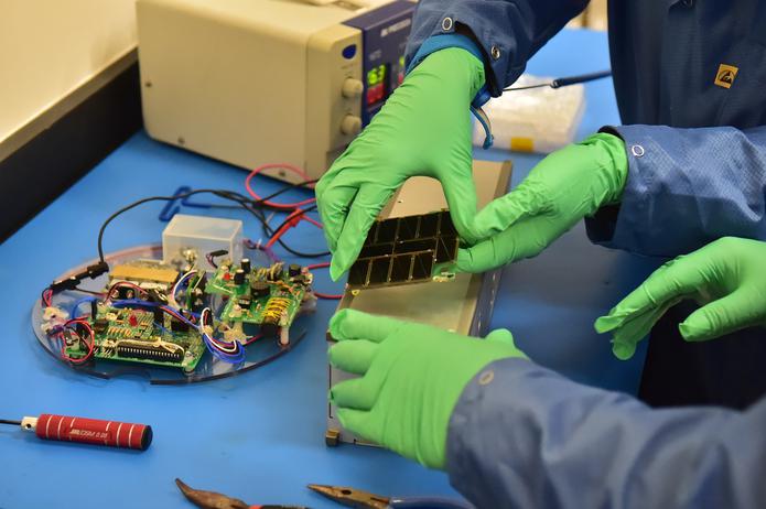 El satélite será entregado a la empresa Nanoracks el 1 de diciembre en Texas, donde se realizarán pruebas de conexiones eléctricas, dimensiones, masa y funcionalidad.
