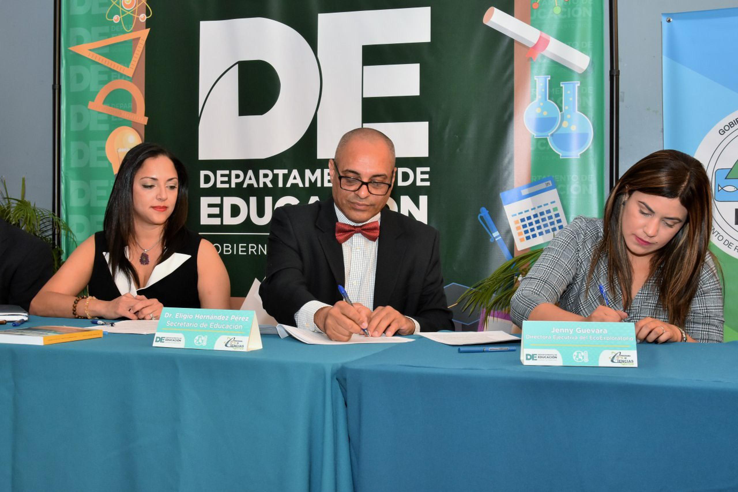 El secretario de Educación, Eligio Hernández Pérez, firmando acuerdo colaborativo con el Departamento de Recursos Naturales y Ambientales. (Suministrada)