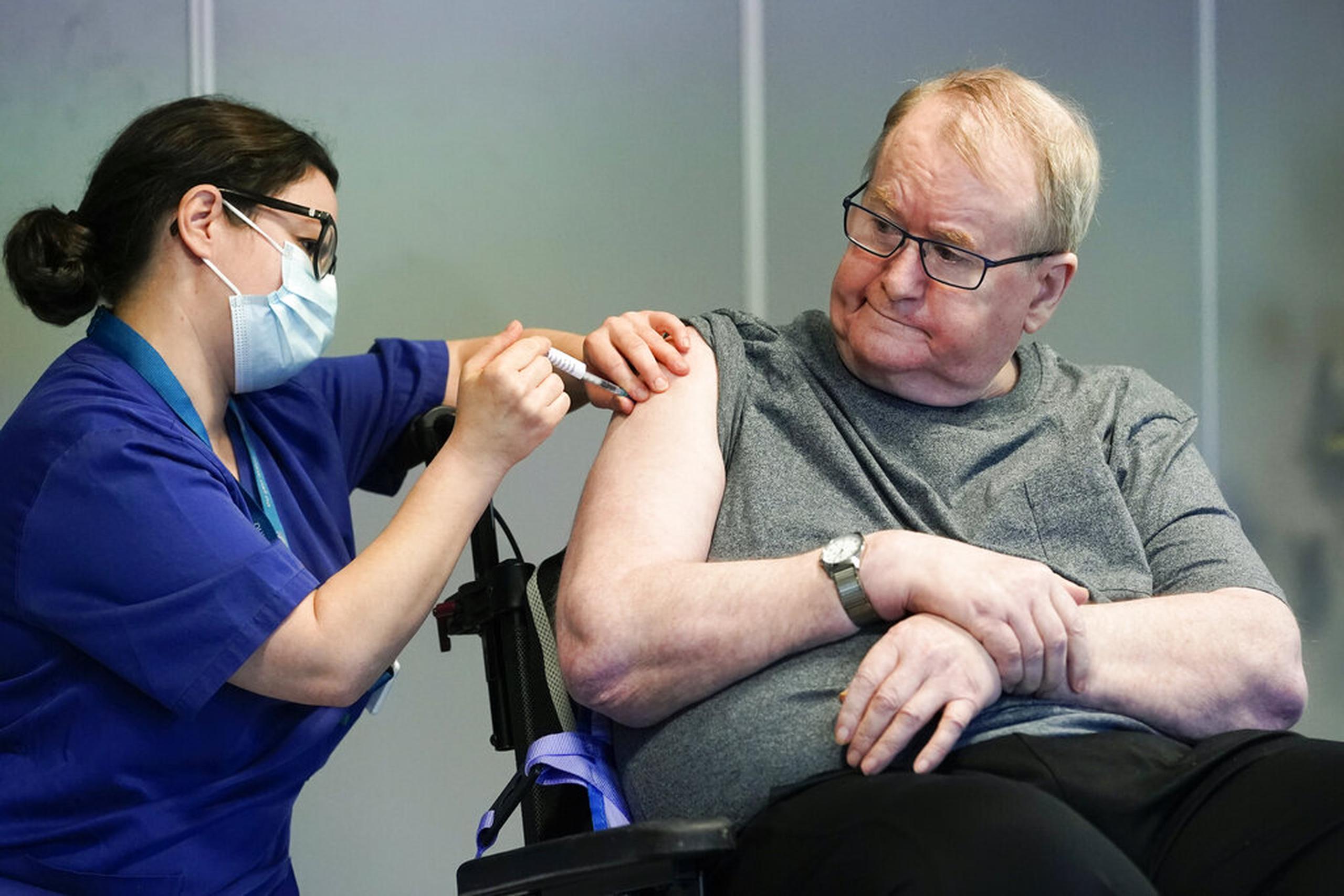 La enfermera Maria Golding vacuna a Svein Andersen, la primera persona en Noruega en recibir la vacuna contra el coronavirus, el 27 de diciembre de 2020.