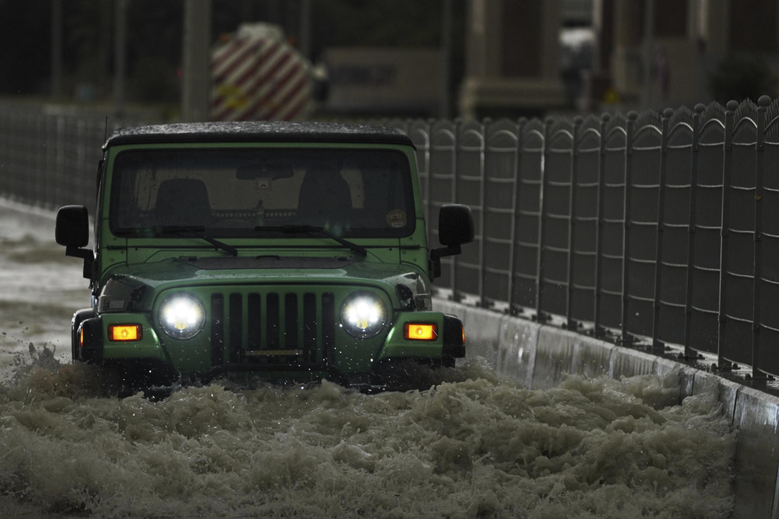 El Servicio Nacional de Meteorología exhortó a los conductores a evitar cruzar carreteras inundadas y/o cuerpos de agua crecidos.