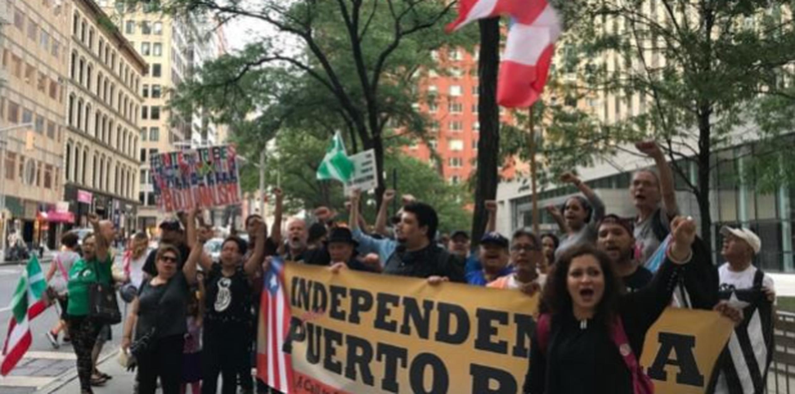 Un nutrido grupo de decenas de personas participó ayer de la protesta en la Ciudad de los Rascacielos, llevando banderas y pancartas. (Archivo)