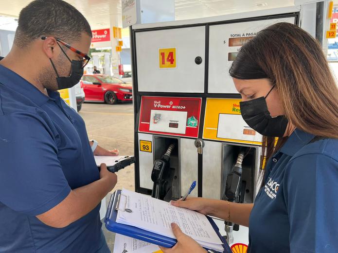 Inspectores del Departamento de Asuntos del Consumidor han fiscalizado estaciones de gasolina.