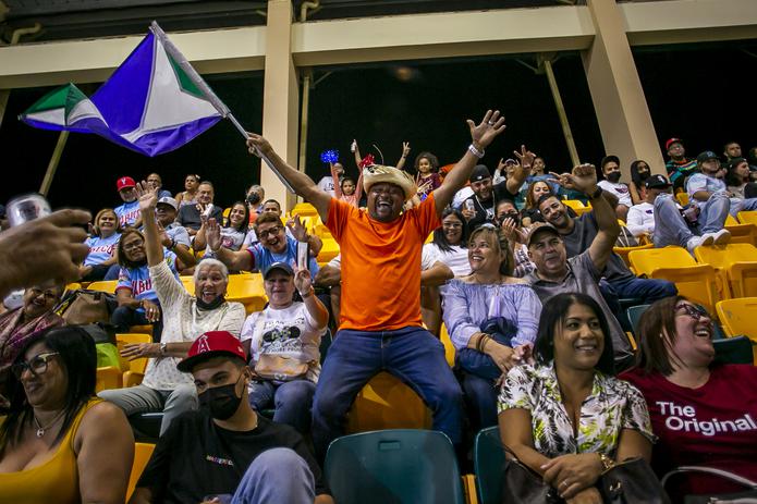 La llamada 'Pelota Dominguera' es por naturaleza un béisbol de pueblo, ideal para el turismo interno, como lo demuestra aquí el animador de Yabucoa Wilfredo "Fifi" Torres.