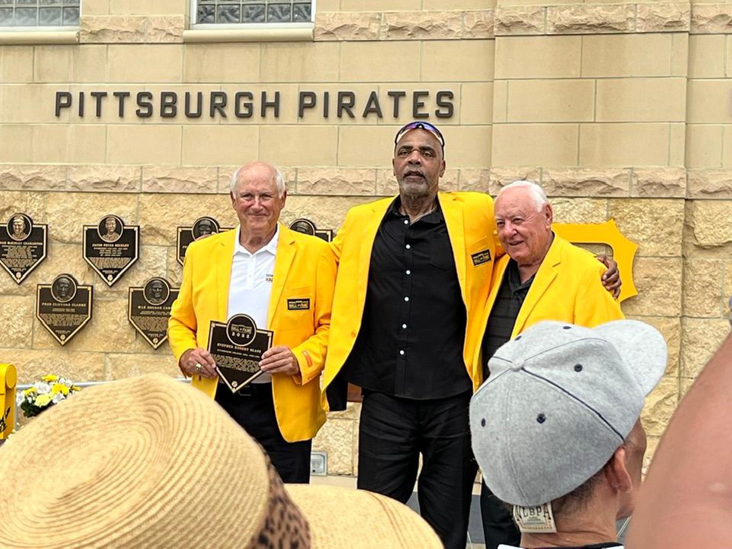Desde la izquierda, Steve Blass, Dave Parker y Bill Mazeroski, durante la ceremonia de exaltación el sábado en el PNC Park.