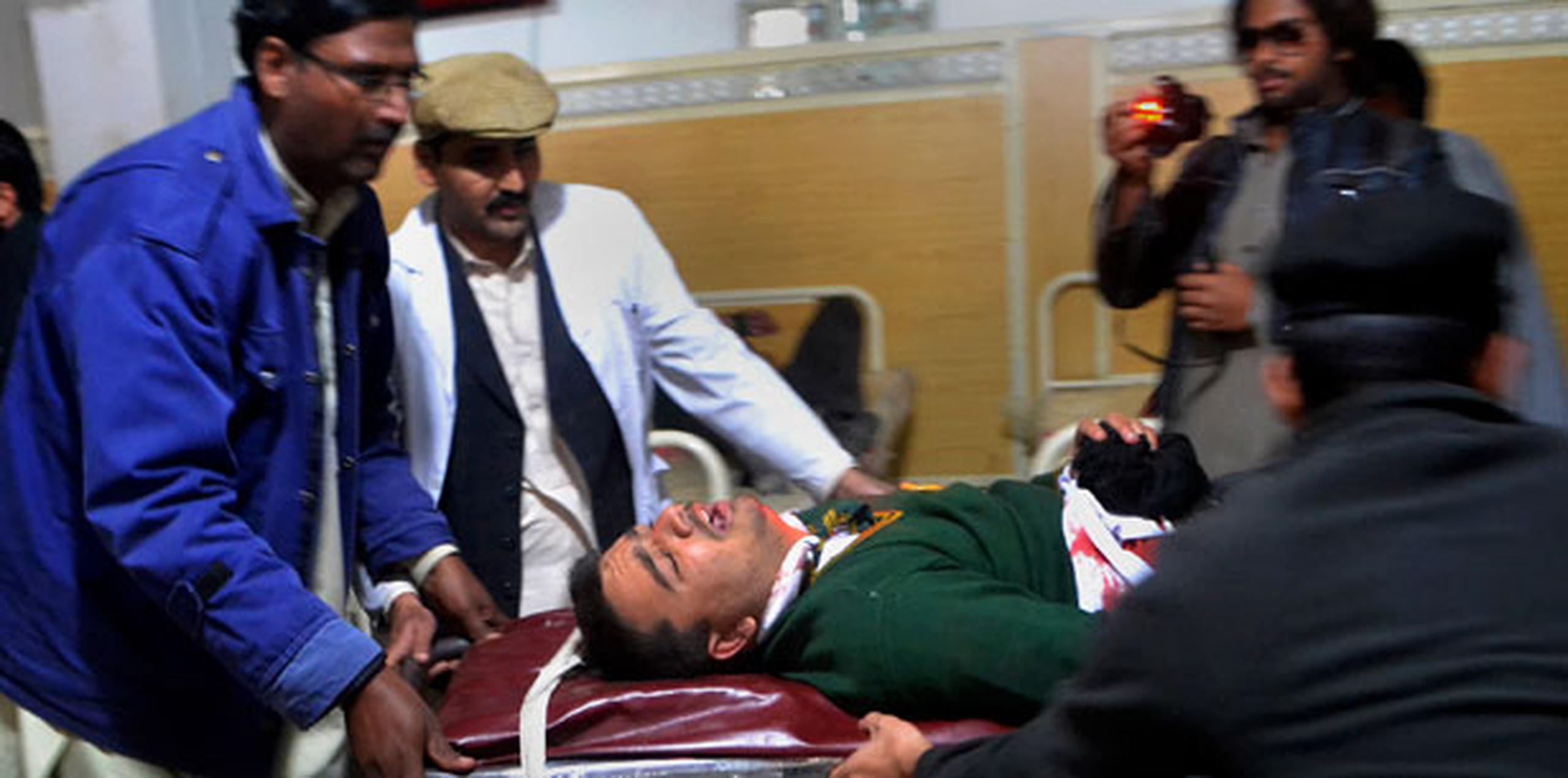 Uno de los estudiantes heridos mientras es transportado al hospital. (Prensa Asociada)