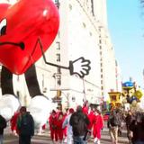 Corazón inflable de Bad Bunny deja su huella en la Parada de Acción de Gracias de Macy’s