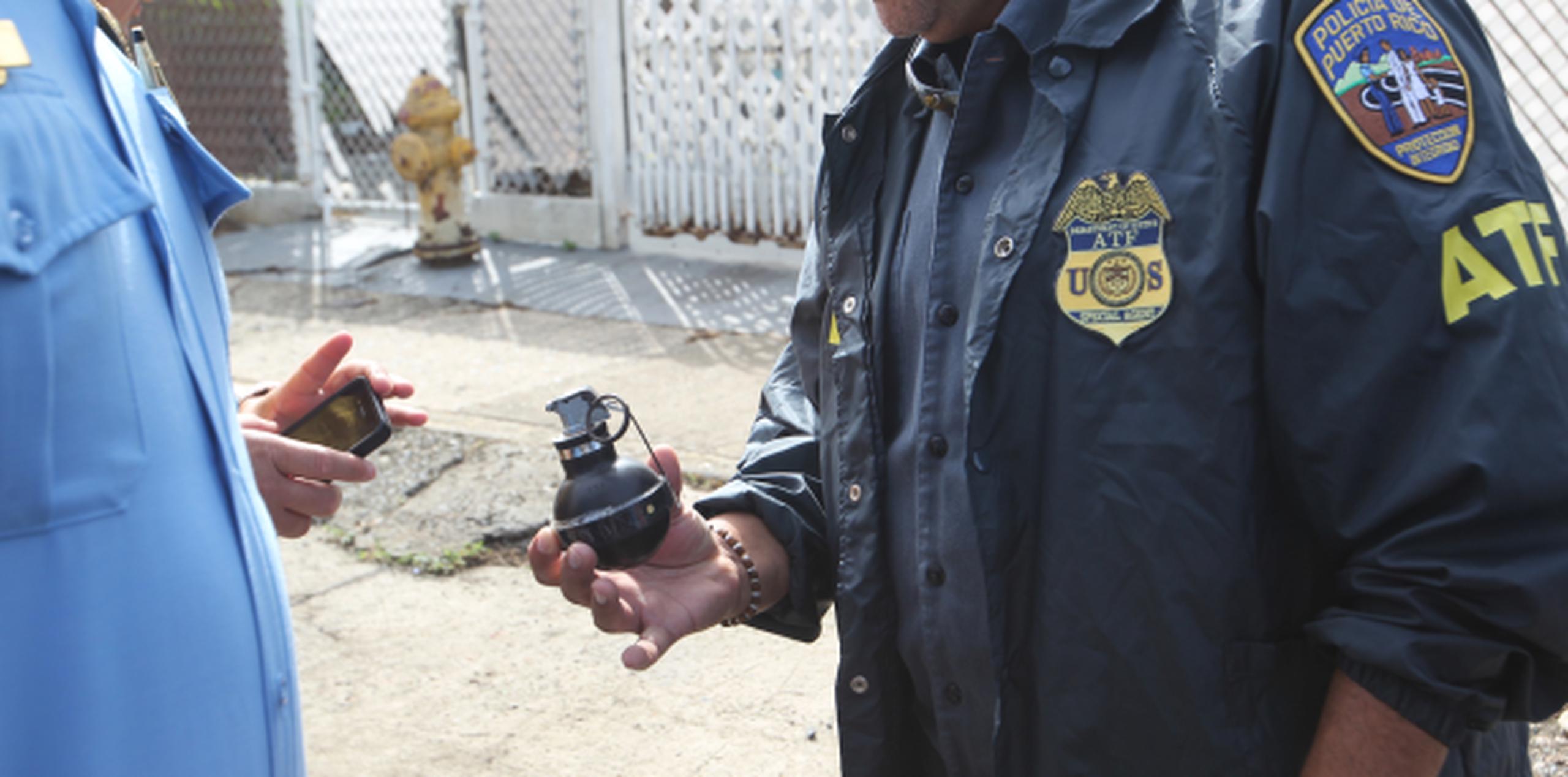 Se investiga el hallazgo de un arsenal de armas, municiones, chalecos antibalas, drogas y un artefacto con apariencia de granada. (alex.figueroa@gfrmedia.com)