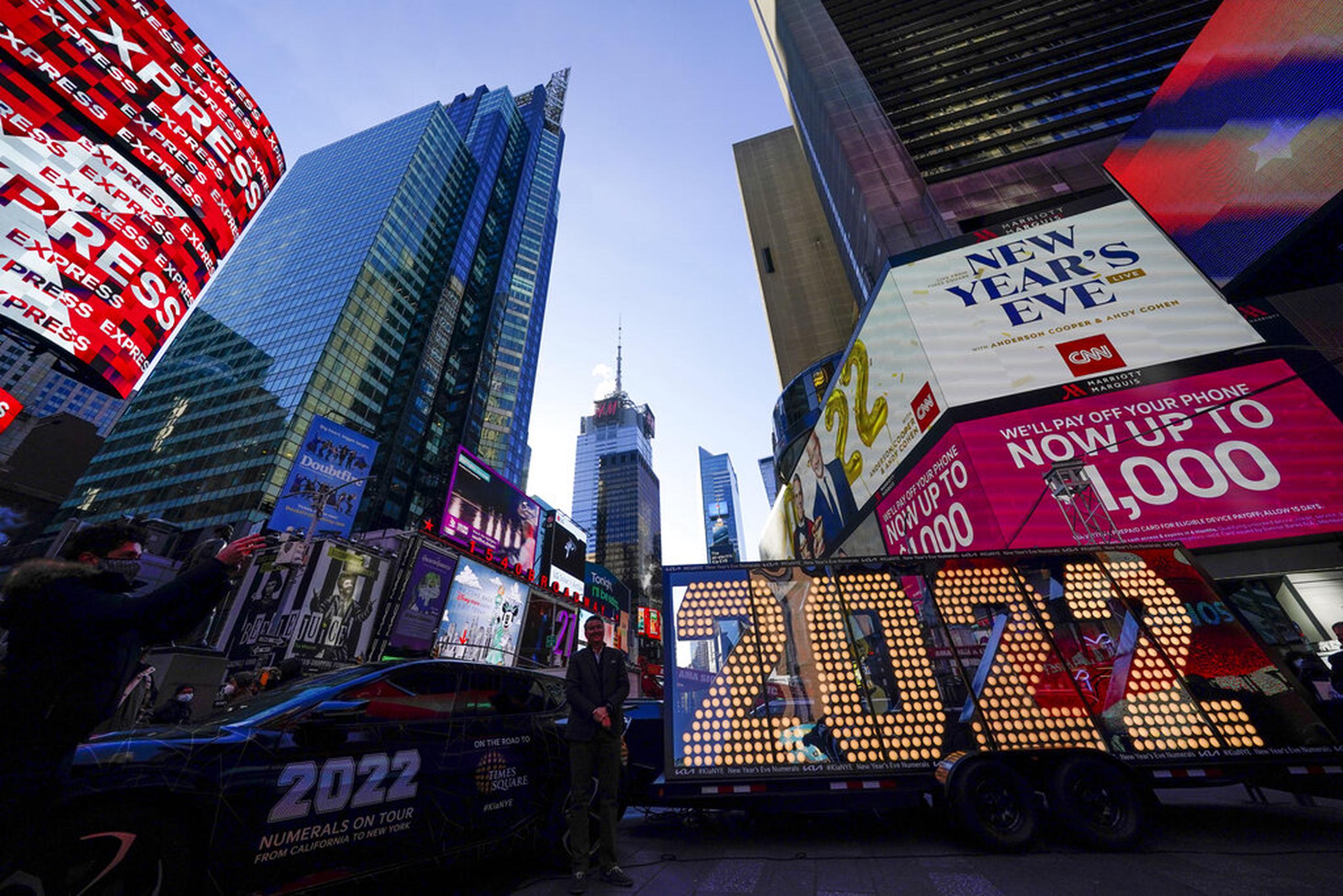 Algunos que visitaban Nueva York por primera vez aseguraban que es “emocionante” caminar por Times Square y recibir 2022 en esta ciudad.