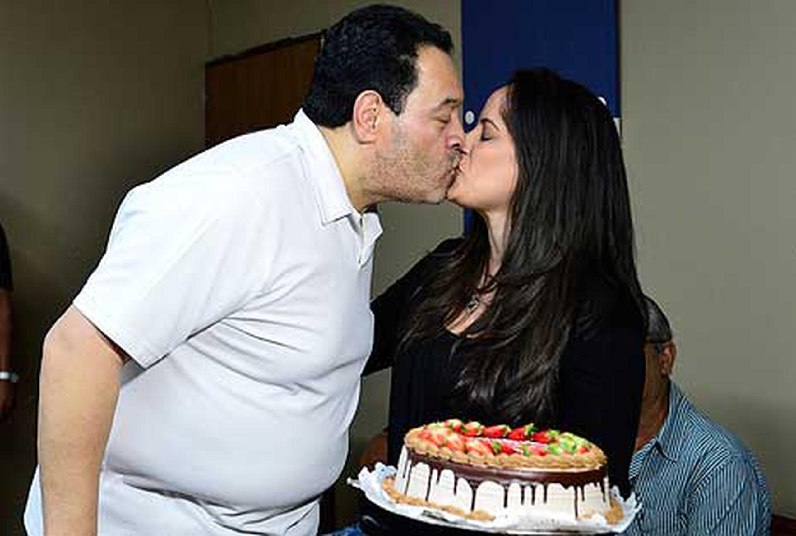Además de comprometerse, Tito Nieves sorprendió a Jannette Figueroa con un bizcocho de cumpleaños. (gerald.lopez@gfrmedia.com)