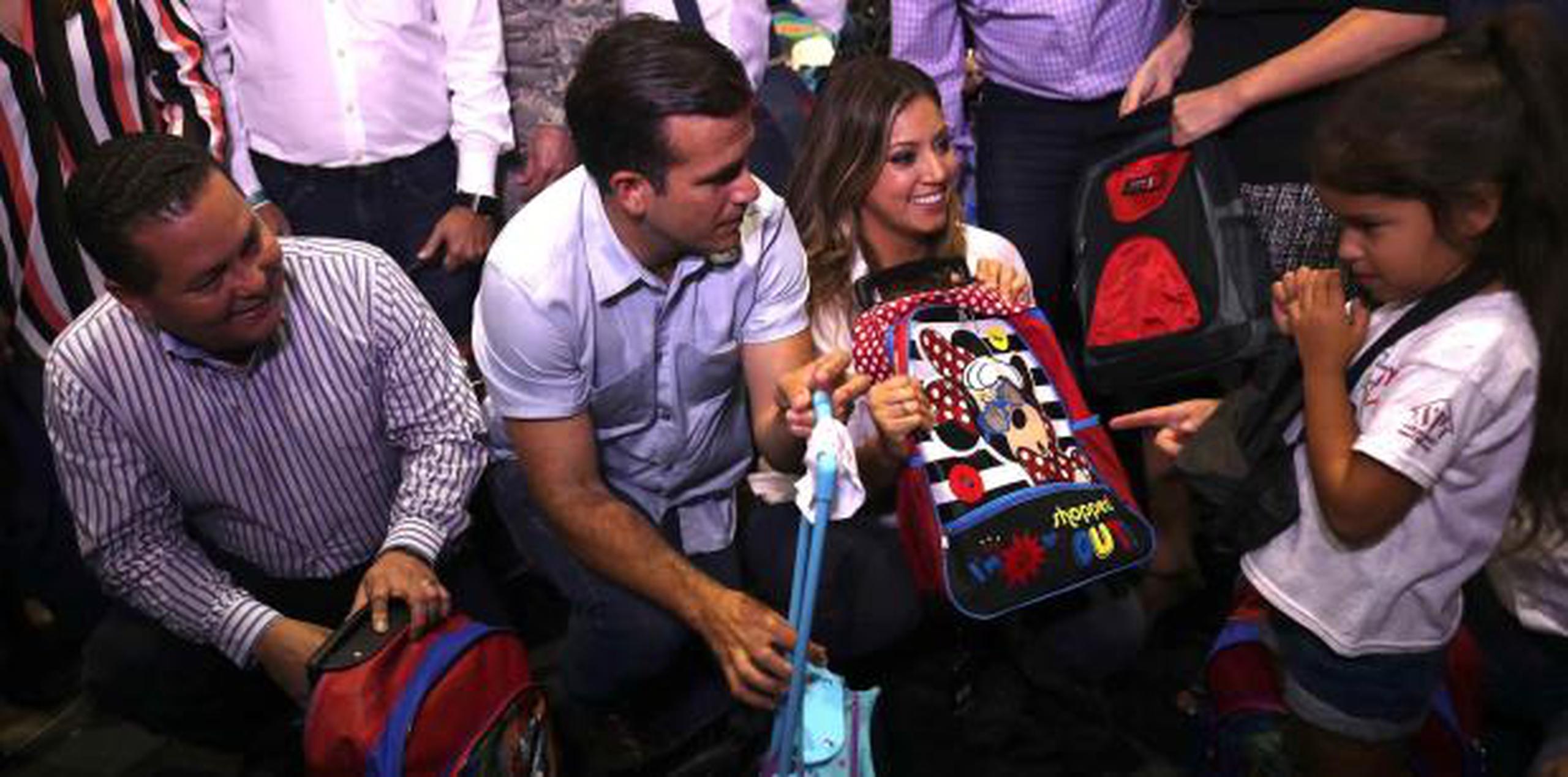 Ricardo y Beatriz Rosselló reparten mochilas para el nuevo año escolar a jóvenes de distintos sectores (david.villafane@gfrmedia.com)
