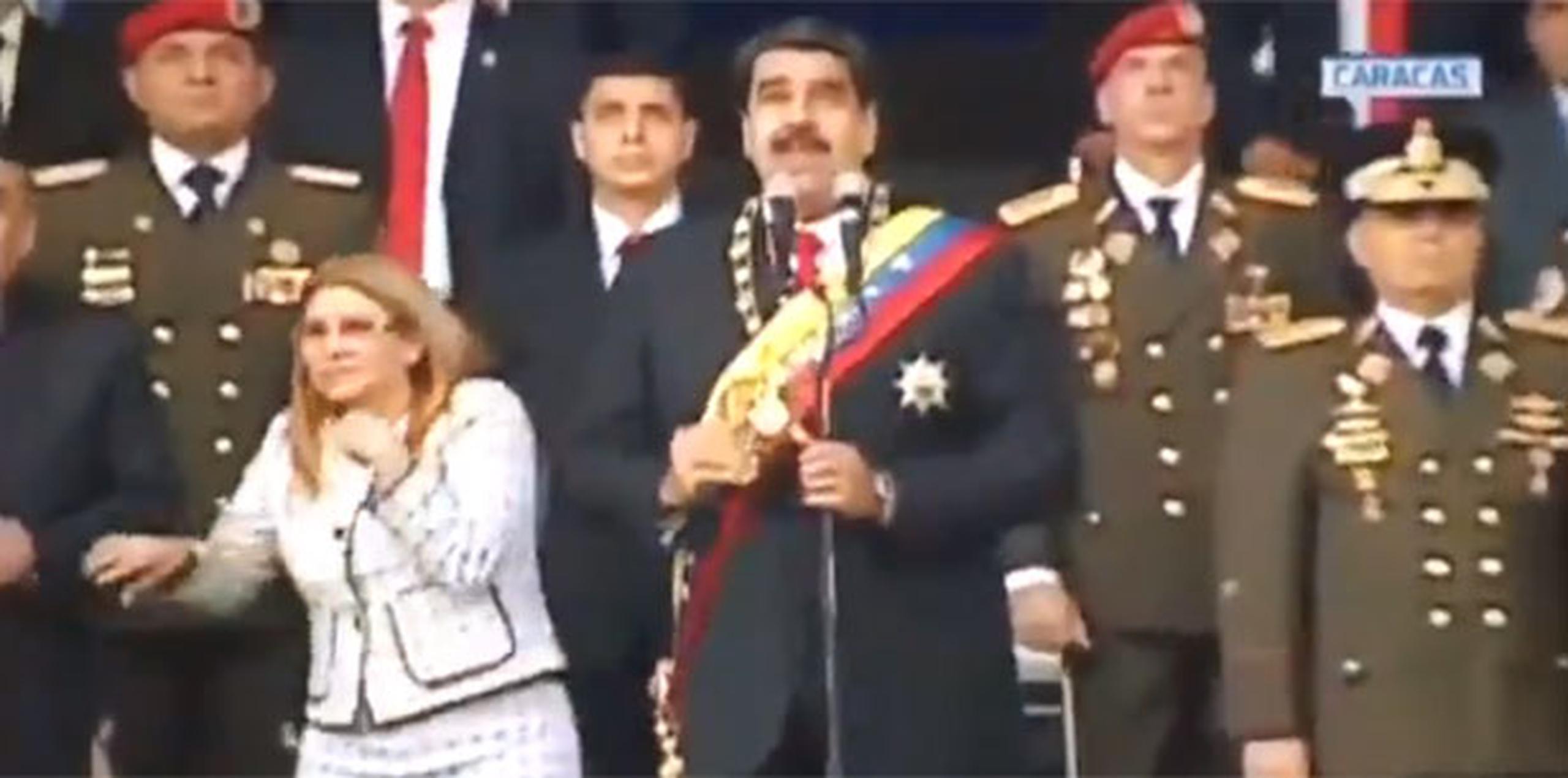 En el momento del atentado, perpetrado con ayuda de dos drones que lanzaron una carga explosiva, Maduro pronunciaba un discurso en Caracas para conmemorar el 81 aniversario de la Guardia Nacional Bolivariana (policía militarizada).  (Captura)