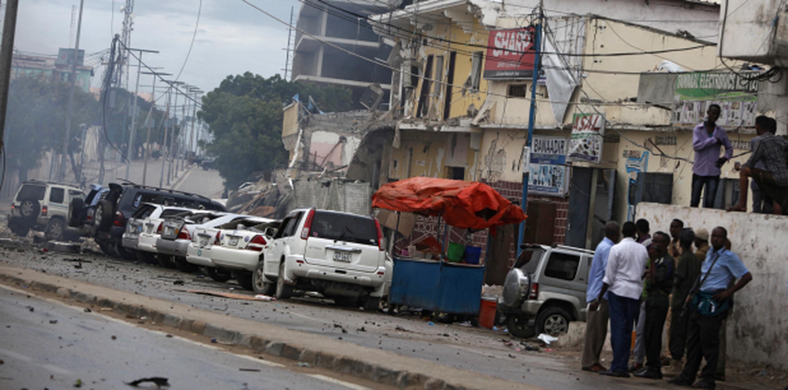 Fuerzas de seguridad de Somalia intentan poner orden en la zona del hotel Nasa-Hablod de Mogadiscio que fue atacado por terroristas, dejando un saldo de por lo menos 35 muertos. (AP/Farah Abdi Warsameh)