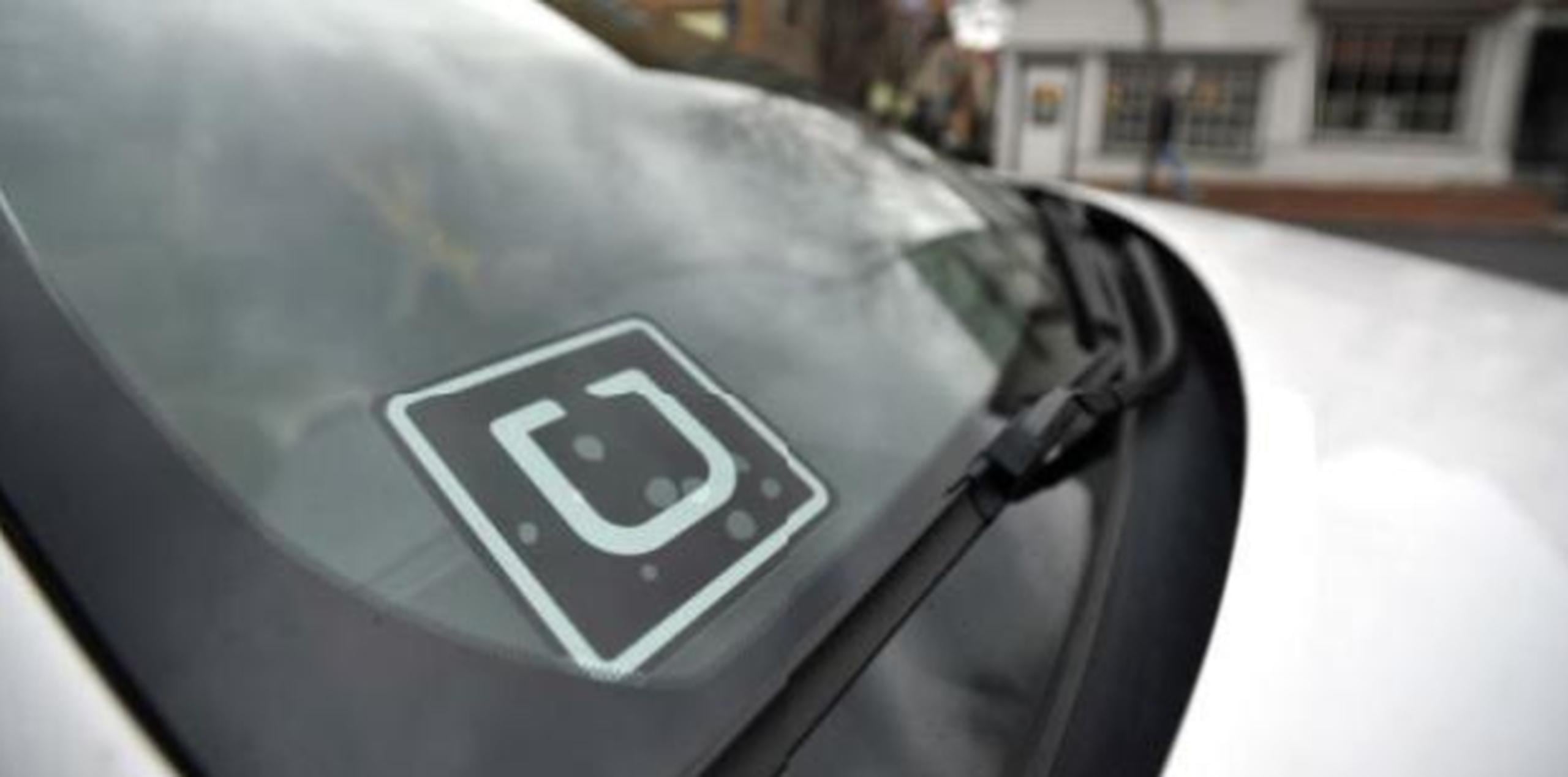 Los transportistas reclaman que los conductores de Uber violan el reglamento al operar en zonas turísticas. (Archivo)