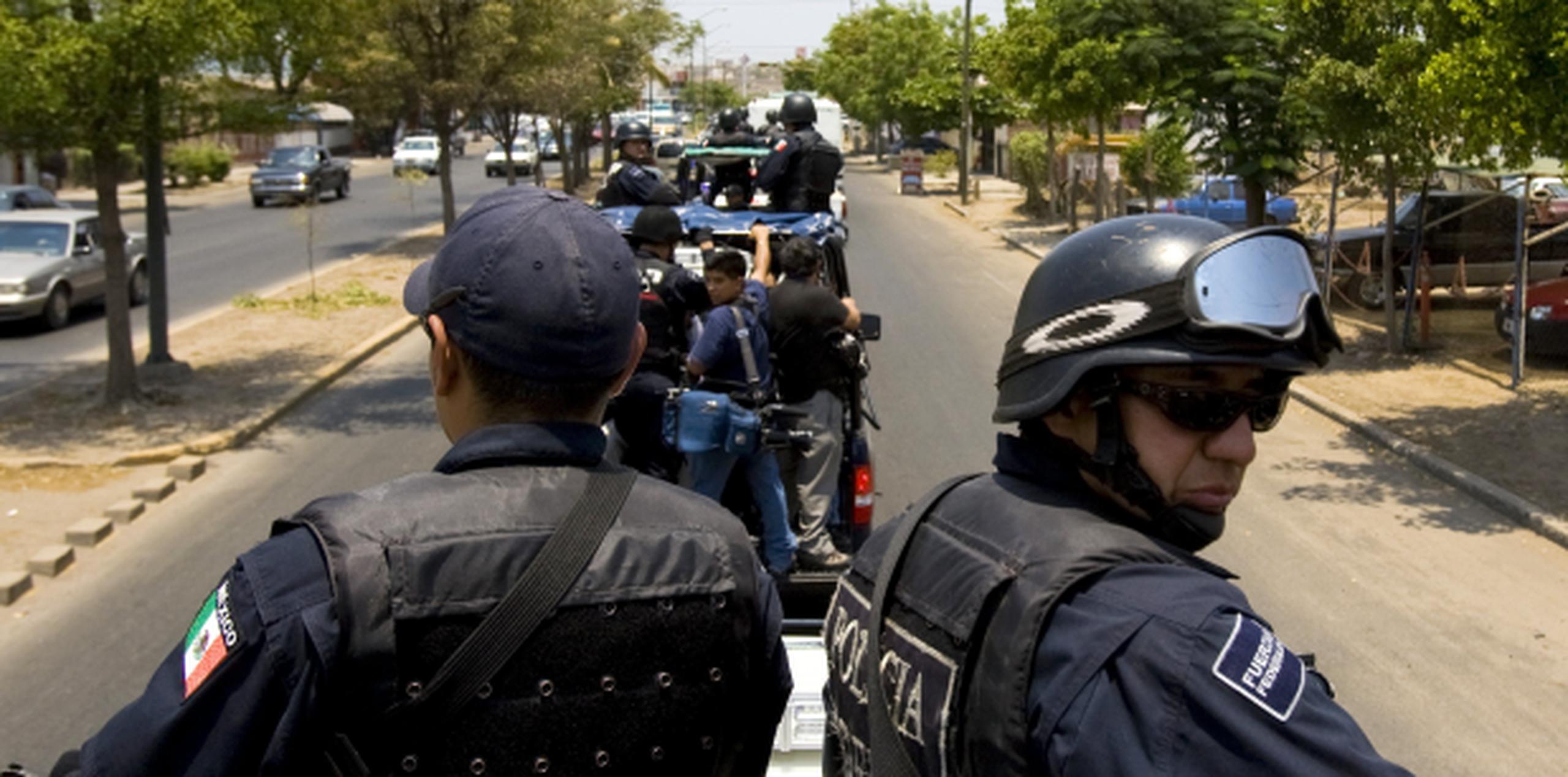 México tiene 31 estados, de los cuales la mitad está bajo alertas de nivel 3 o 4. En la foto, policías federales mexicanos patrullando la ciudad de Culiacán en el estado de Sinaloa. (Archivo)