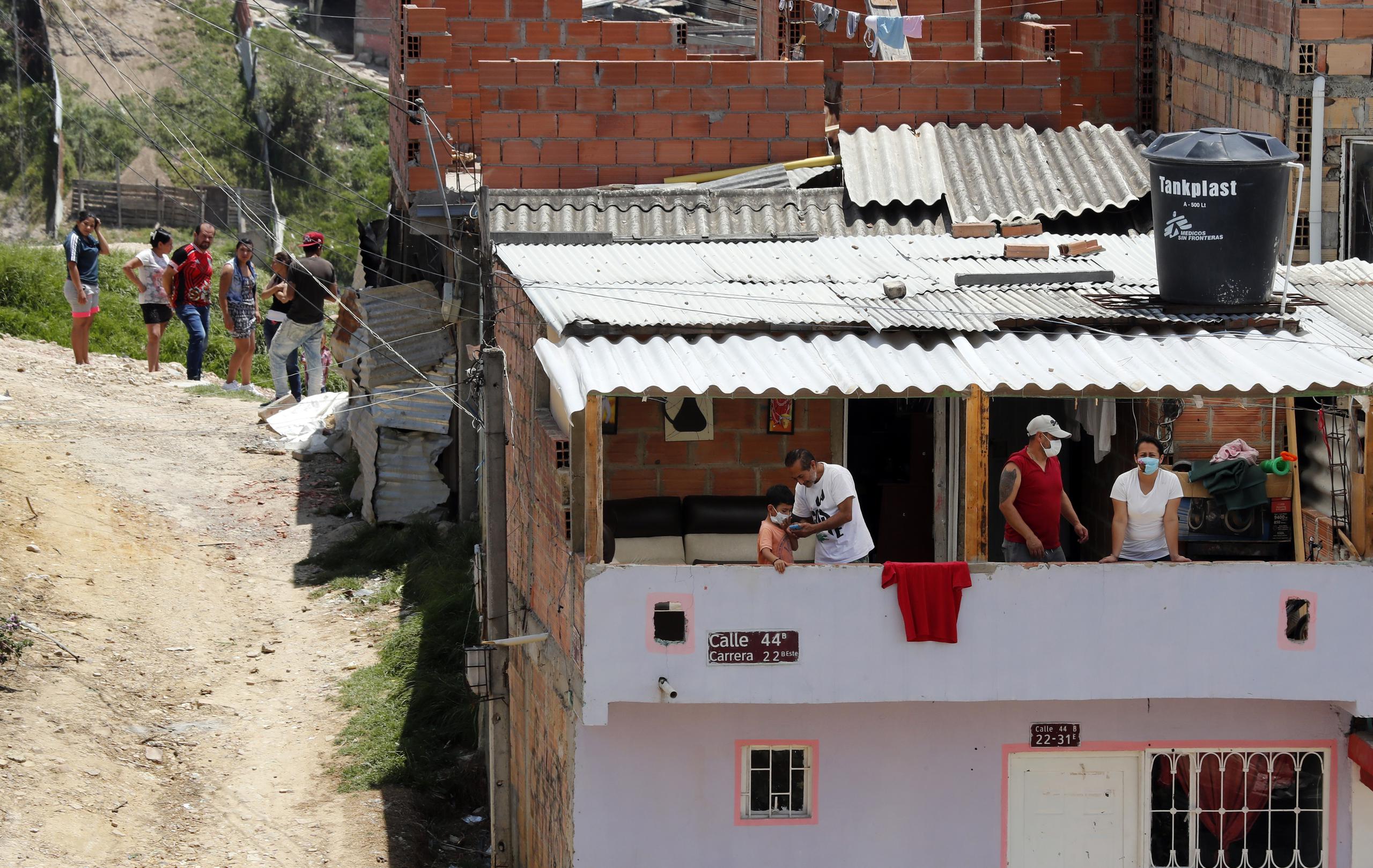 Varias familias colocan trapos rojos de su ventana, símbolo con el que se identifican las que necesitan comida durante la cuarentena en el municipio de Soacha