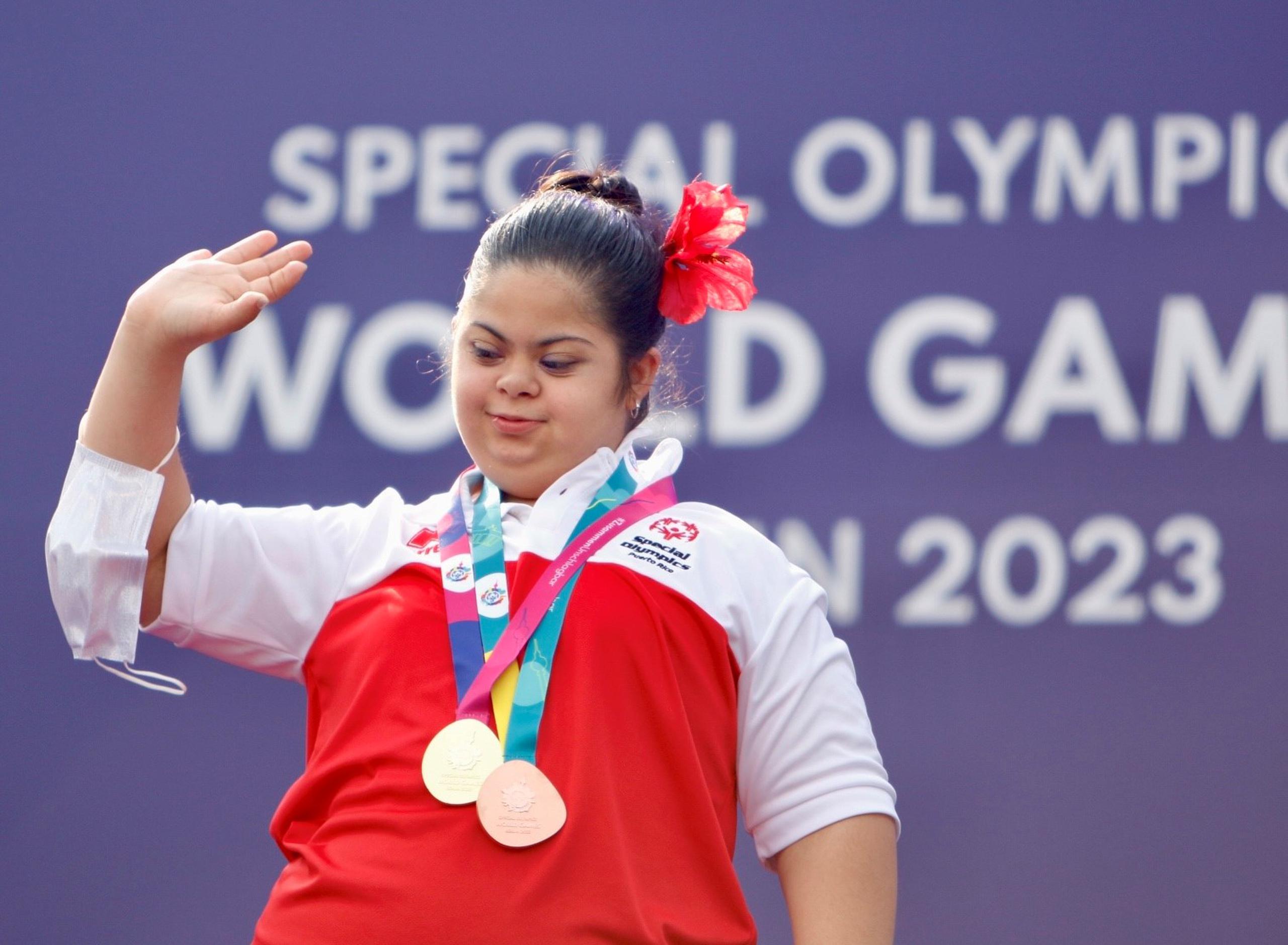 Sophía Plá posa con una medalla de oro y una de bronce, dos de las cuatro que ganó hoy.