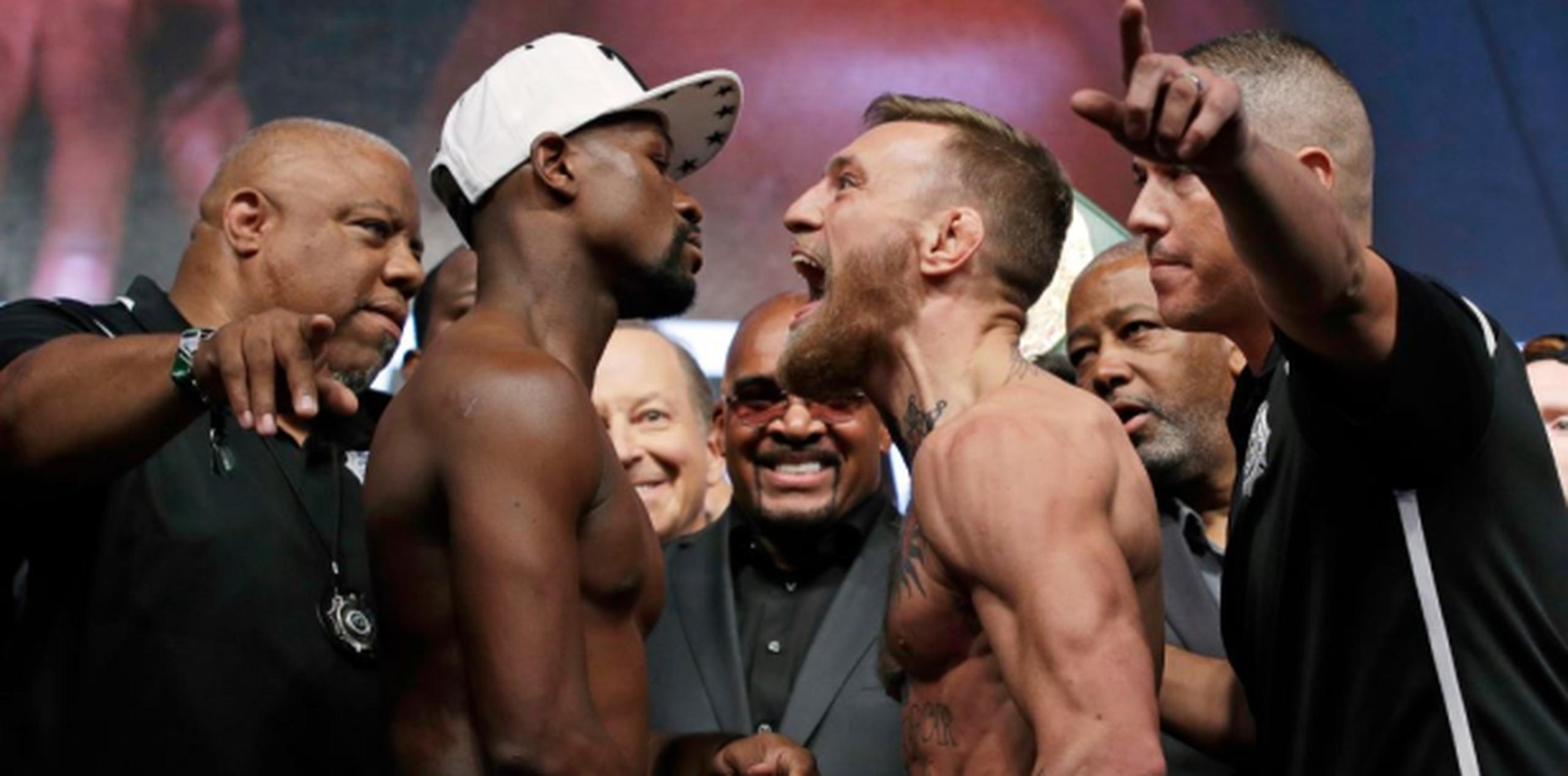 La pelea entre ambos repartió una bolsa de mil millones de dólares, siendo la más rentable en la historia del boxeo. (AP)