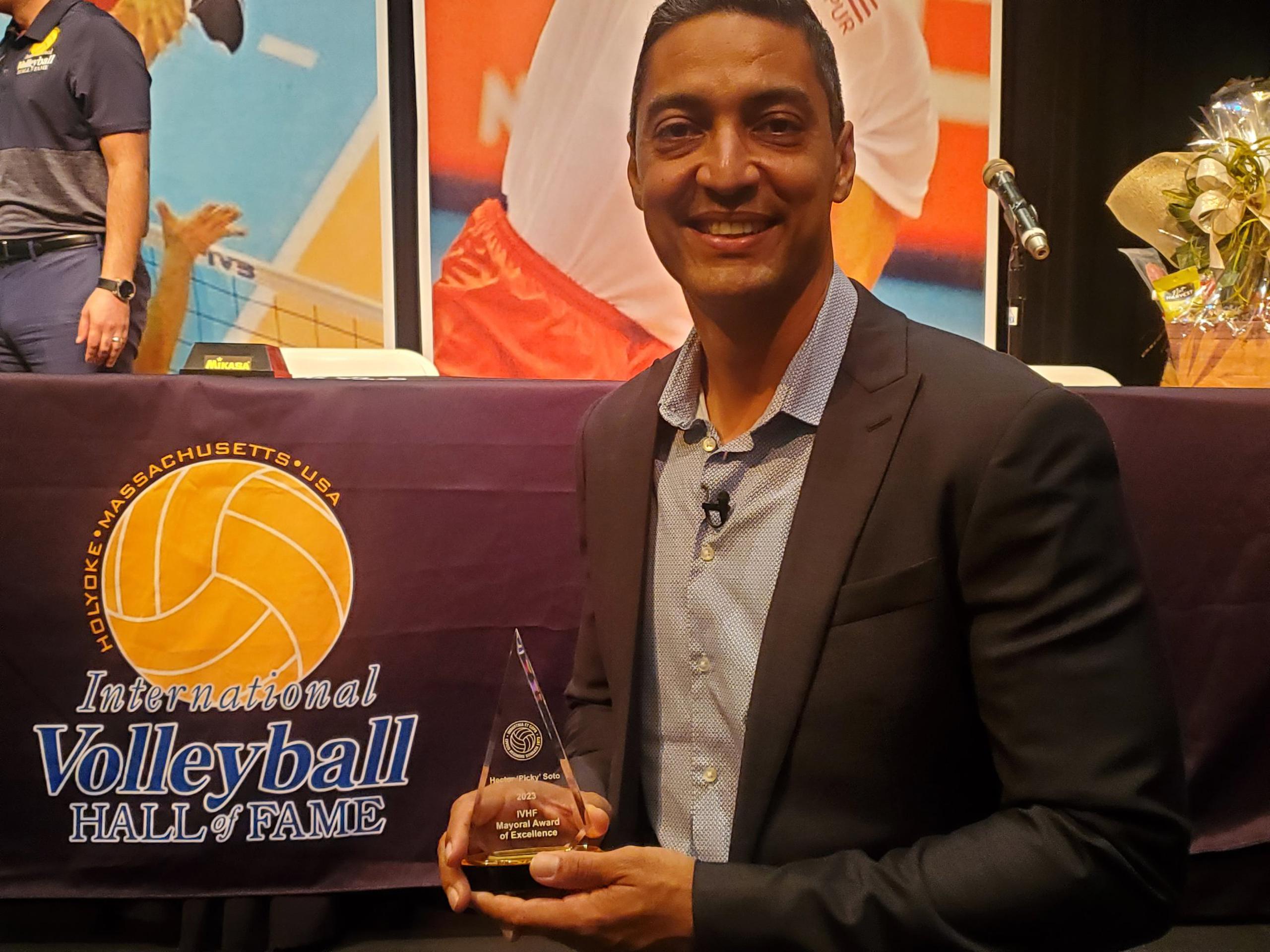 Héctor 'Picky' Soto recibe el premio Mayor Award of Excellence por el Salón de la Fama del Voleibol Internacional en el teatro de Arroyo.