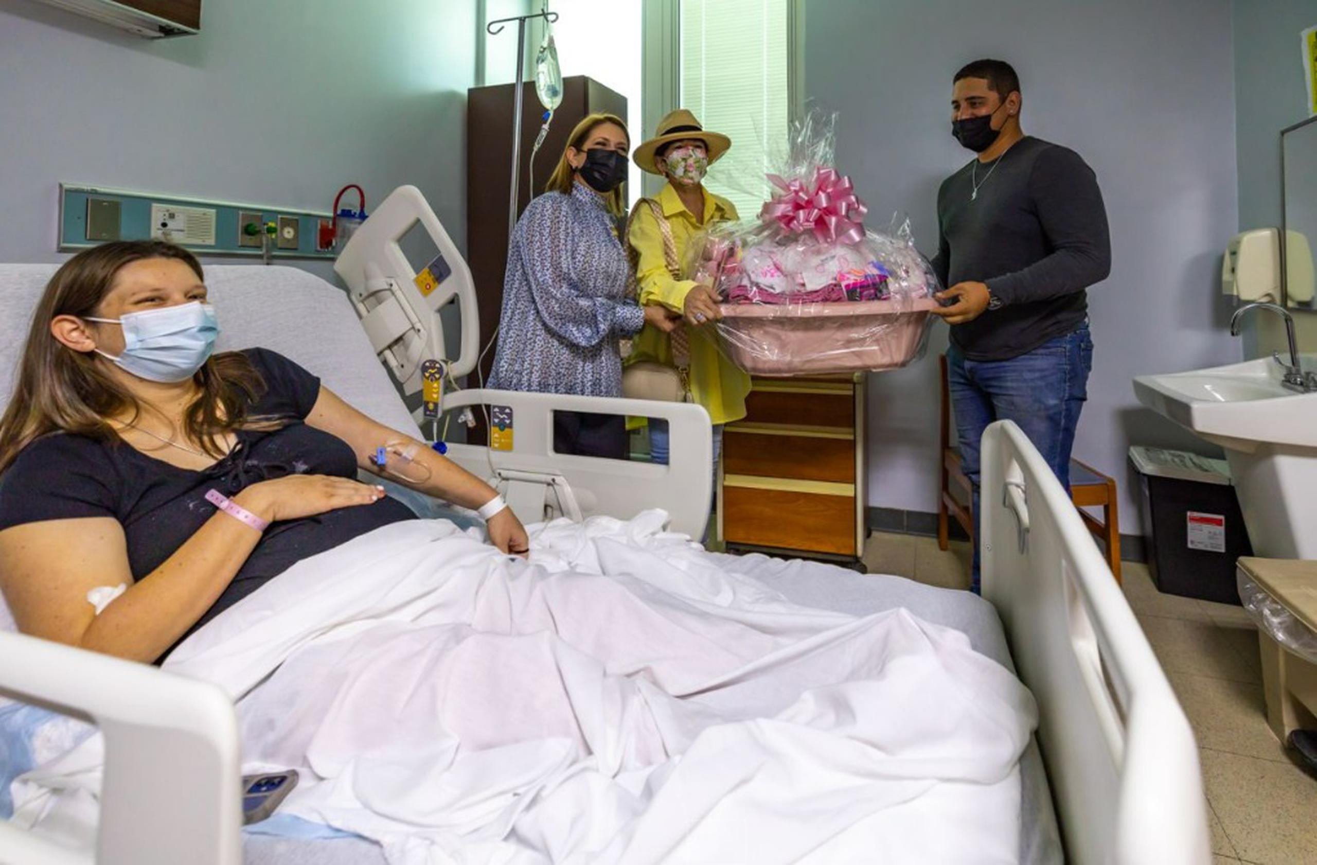 Hoy también Carmen Martínez Declet, de Corozal, dio a luz a su bebé en el Hospital Municipal de San Juan, por lo que recibió un regalo por parte del municipio.