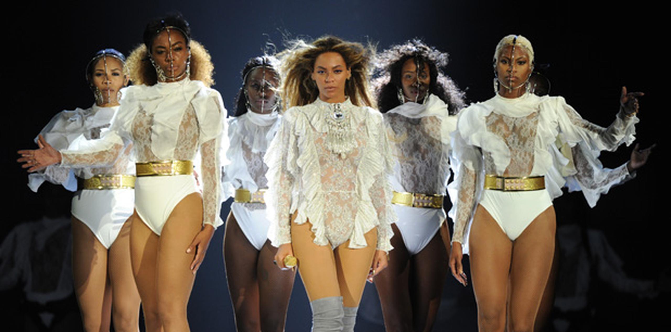 Beyoncé comenzó el espectáculo con "Formation" y el público ya estaba entregado cuando comenzó su último tema de éxito, "Sorry".  (AP)
