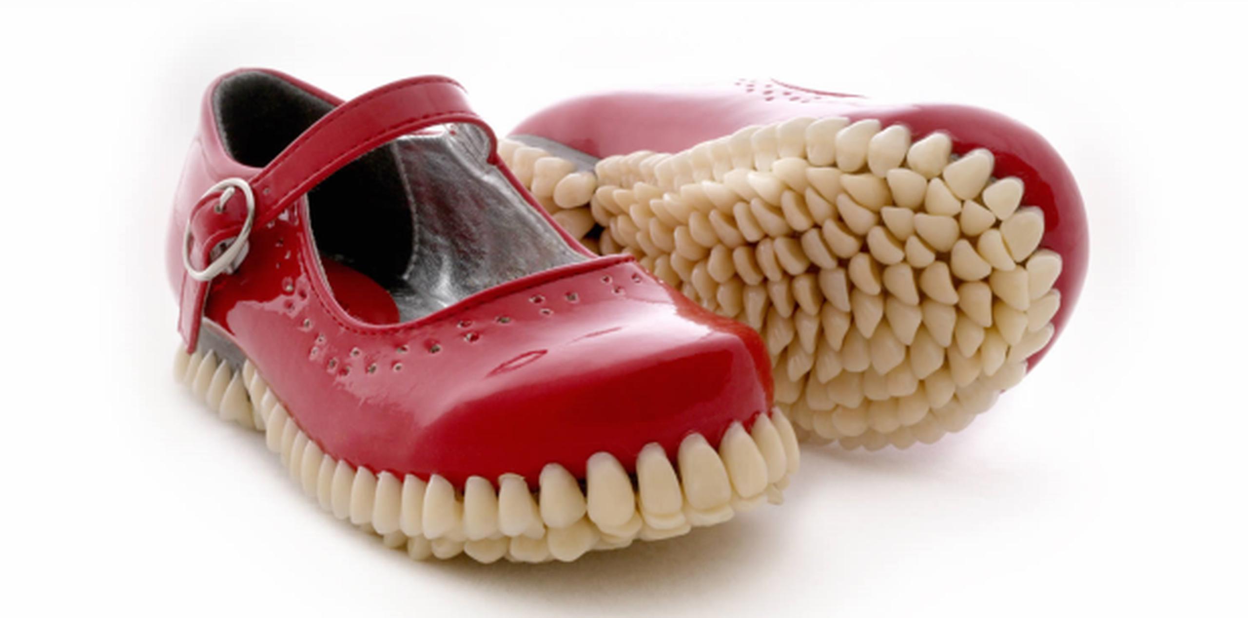Zapatos con suela de dientes. (YouTube)