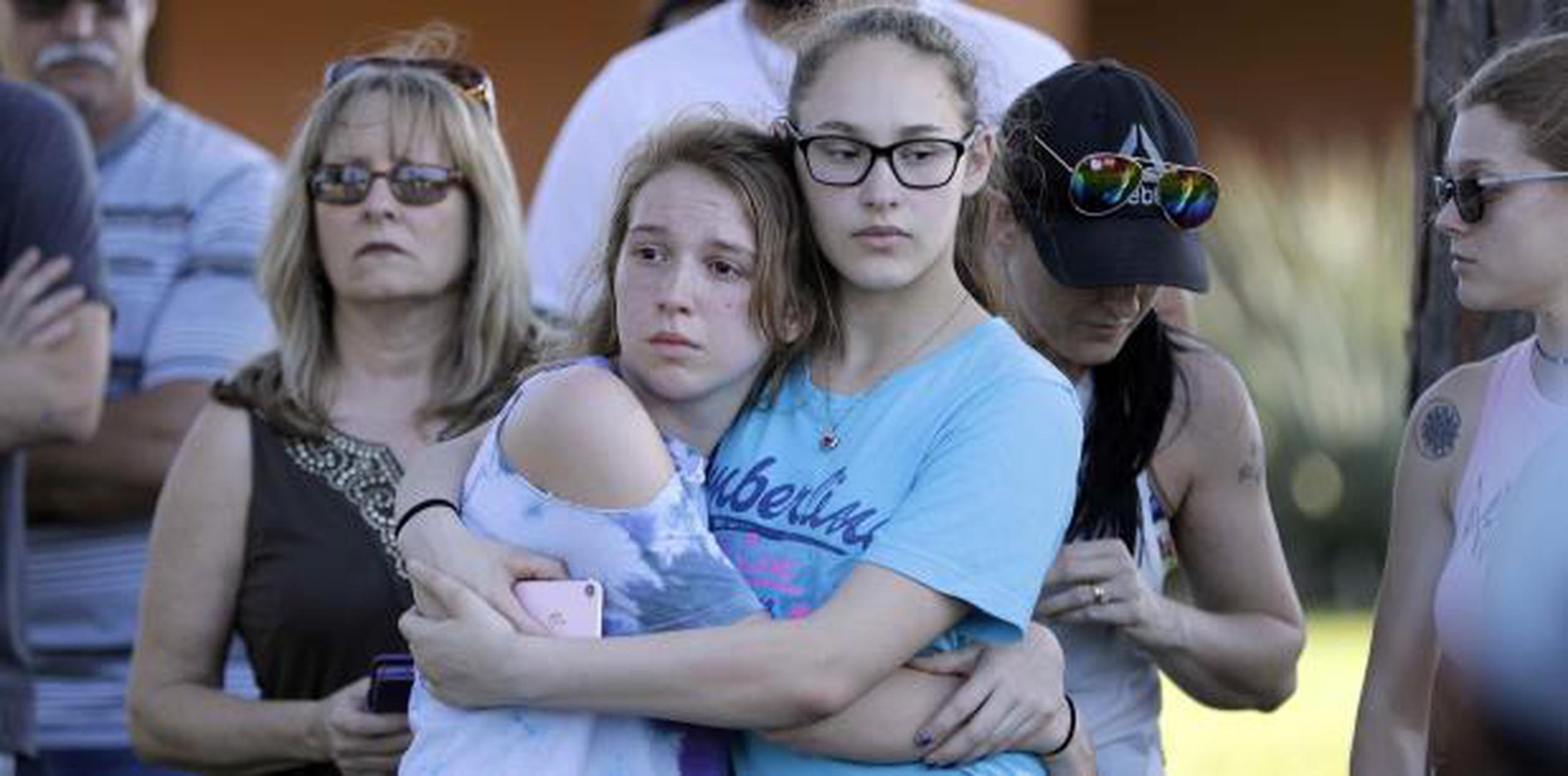 Estudiantes esperan el comienzo de una vigilia de oración después del tiroteo mortal en una escuela superior en Santa Fe, Texas ocurrido el viernes.  (AP Photo / David J. Phillip)