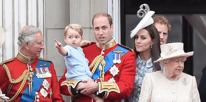 Durante el desfile, se pudo ver ya al príncipe Jorge, que se asomó a una de las ventanas del palacio de Buckingham para ver la celebración.  (AFP PHOTO / BEN STANSALL)